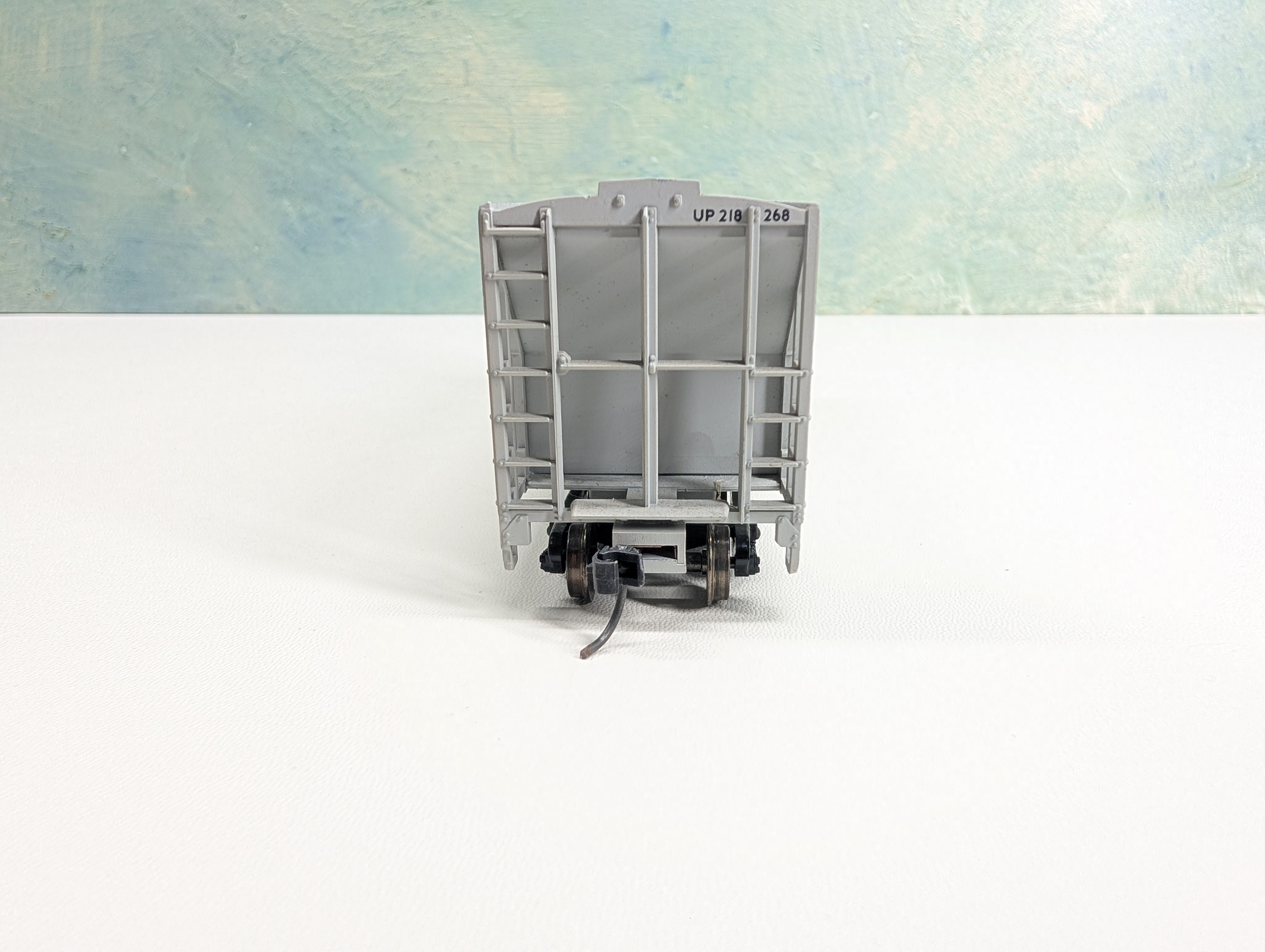 USED HO Scale Covered Hopper (no roof) Union Pacific UP #218268 Metal Wheels