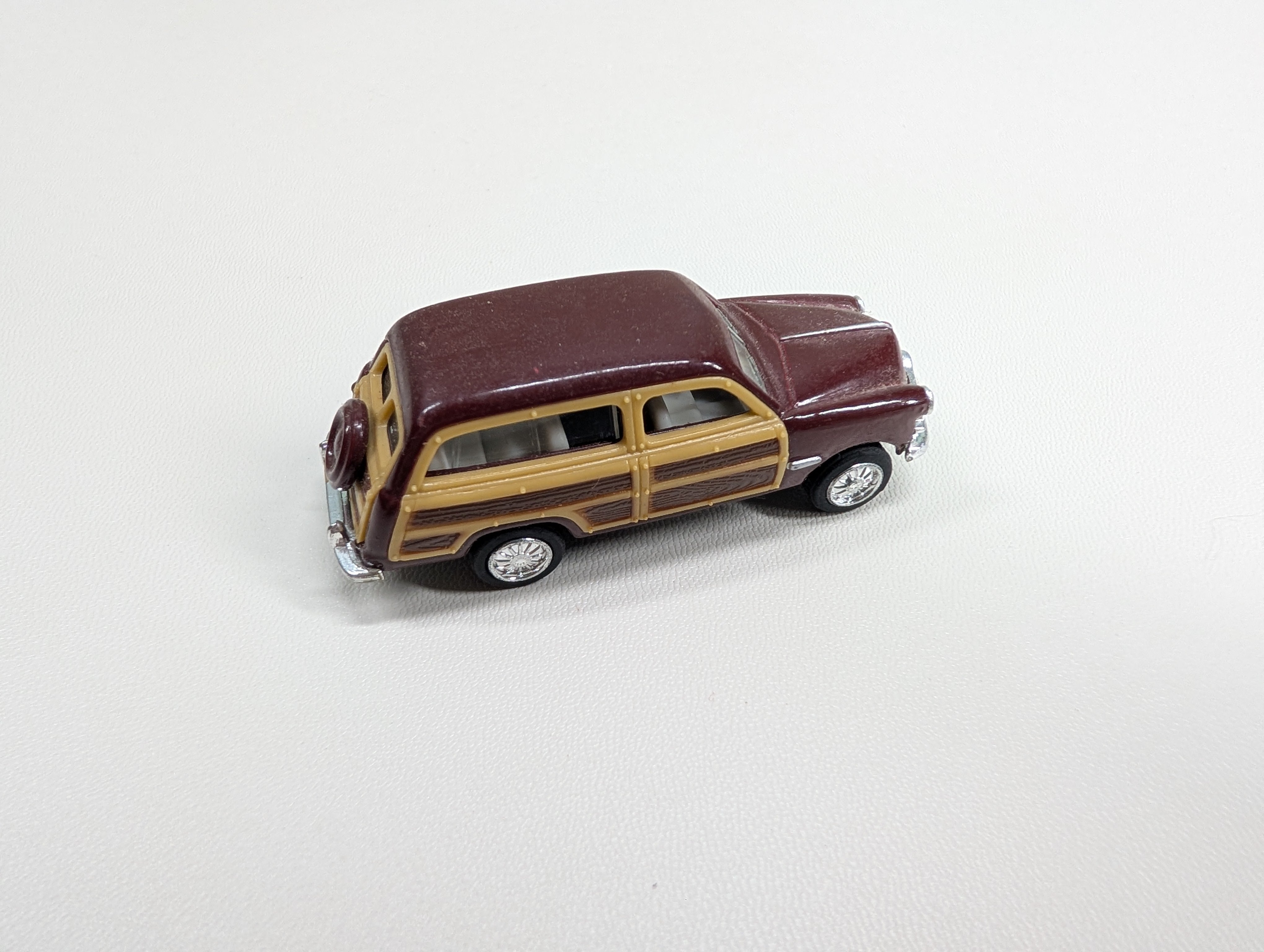 USED Kinsmart 1949 Ford Woody Wagon, Burgundy 1/82 Scale