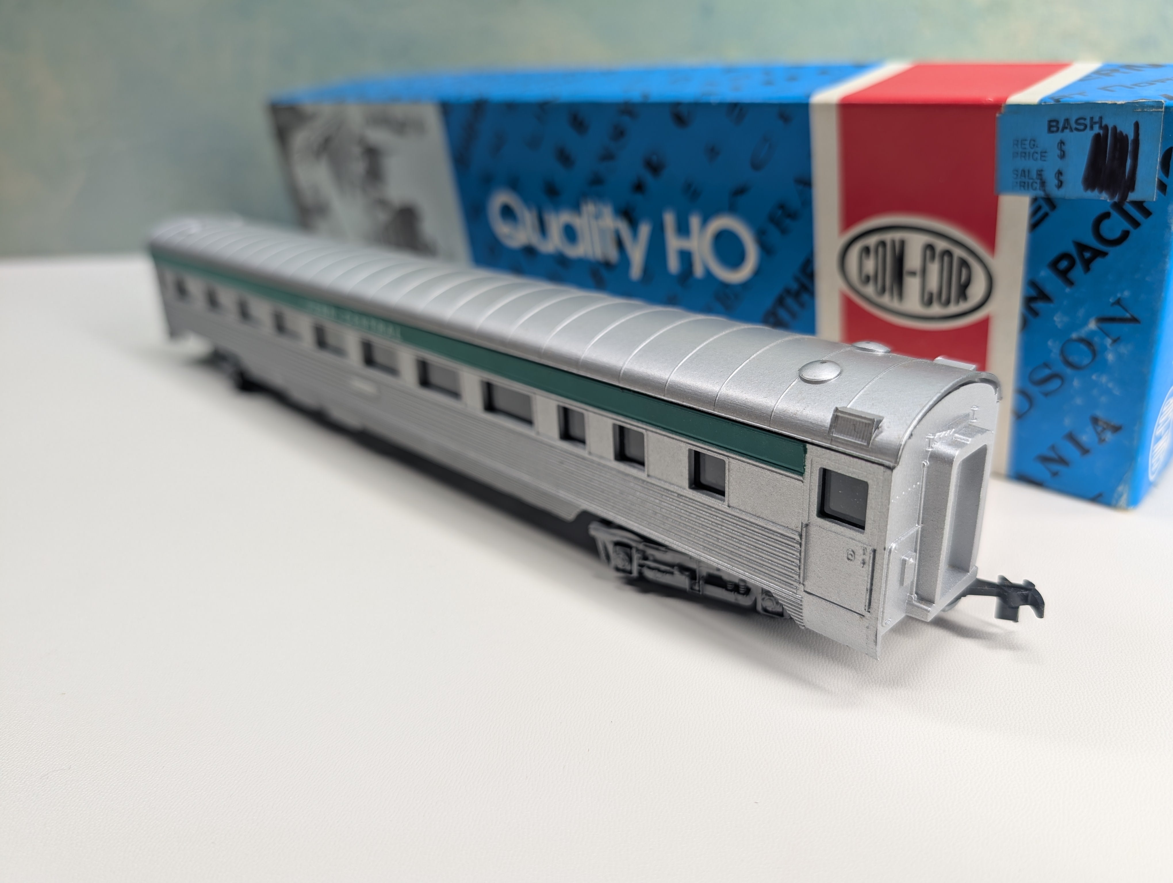 USED Con-Cor #H-708 HO Scale Coach Passenger Car Penn Central PC Metal Wheels