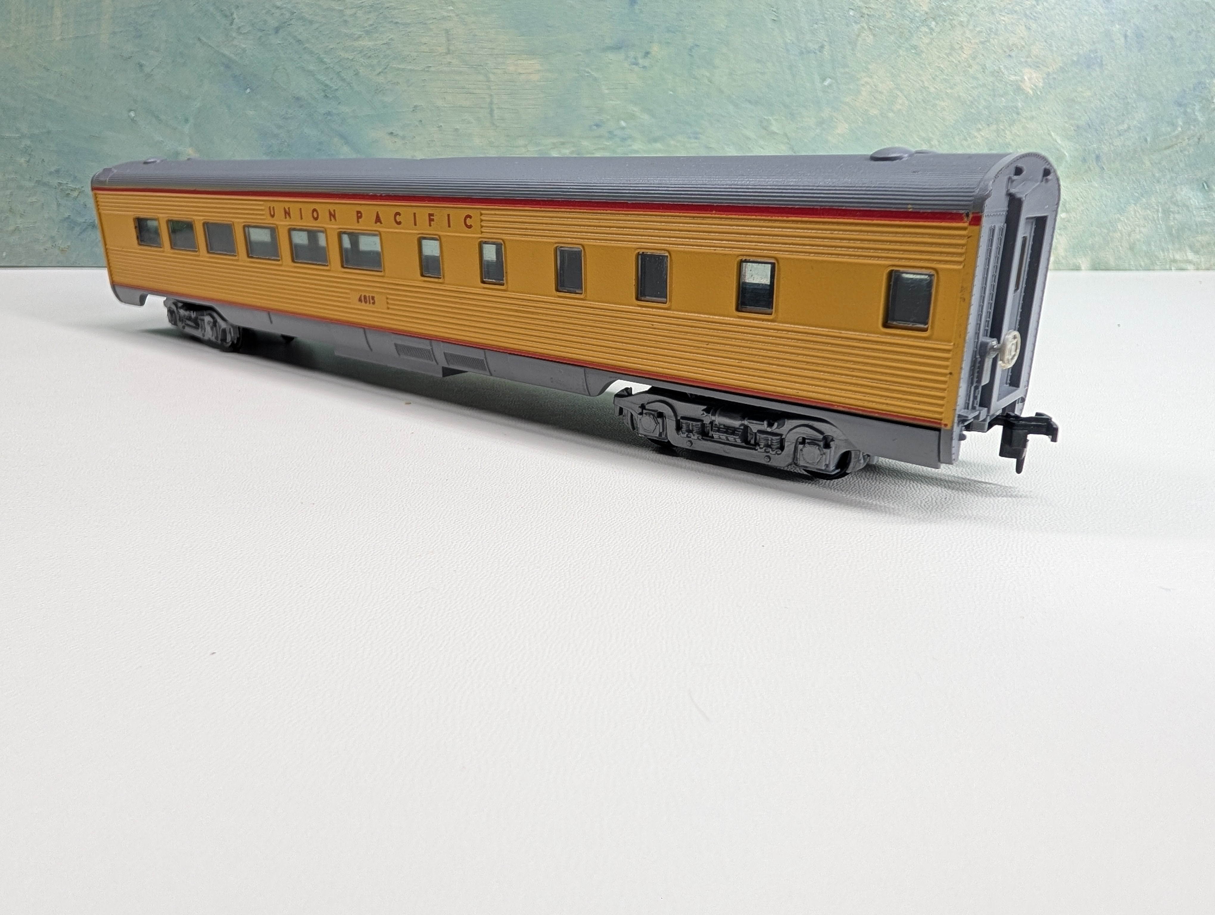 USED Athearn HO Scale Streamlined Diner Passenger Car Union Pacific #4815