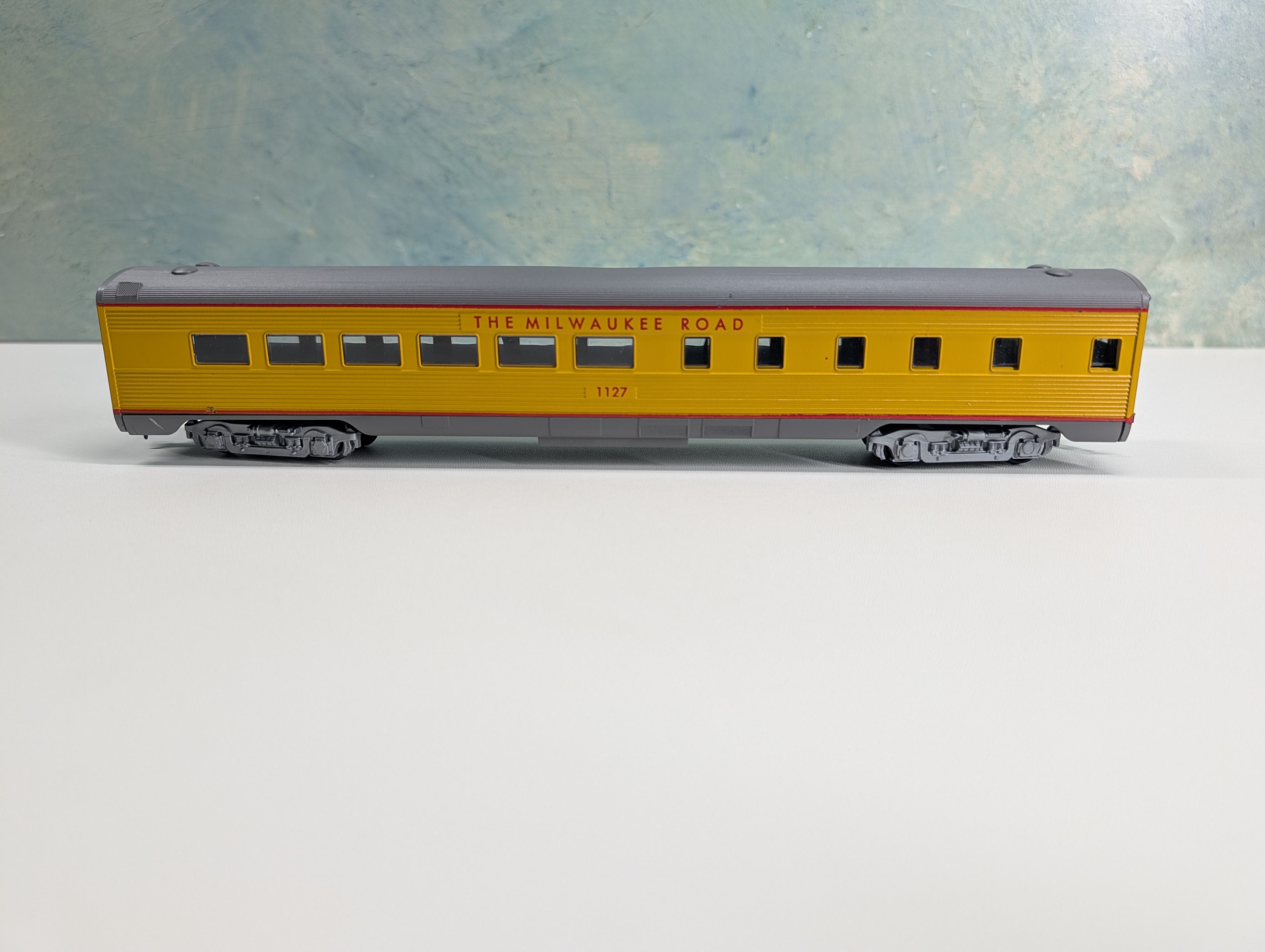 USED Athearn HO Scale Streamlined Diner Passenger Car Milwaukee Road #1127 Bev-Bel