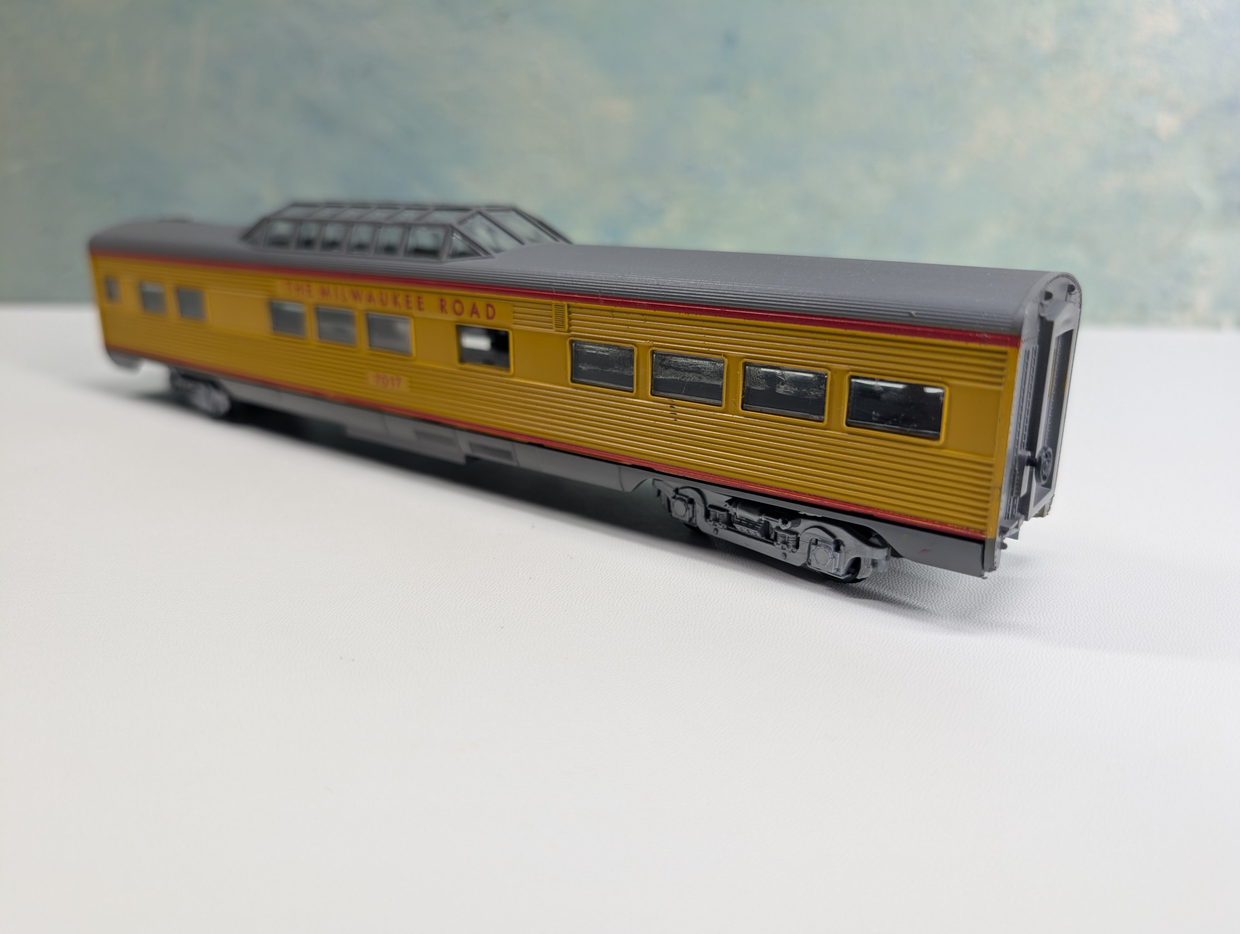 USED Athearn HO Scale Vista Dome Passenger Car Milwaukee Road #7017 Bev-Bel