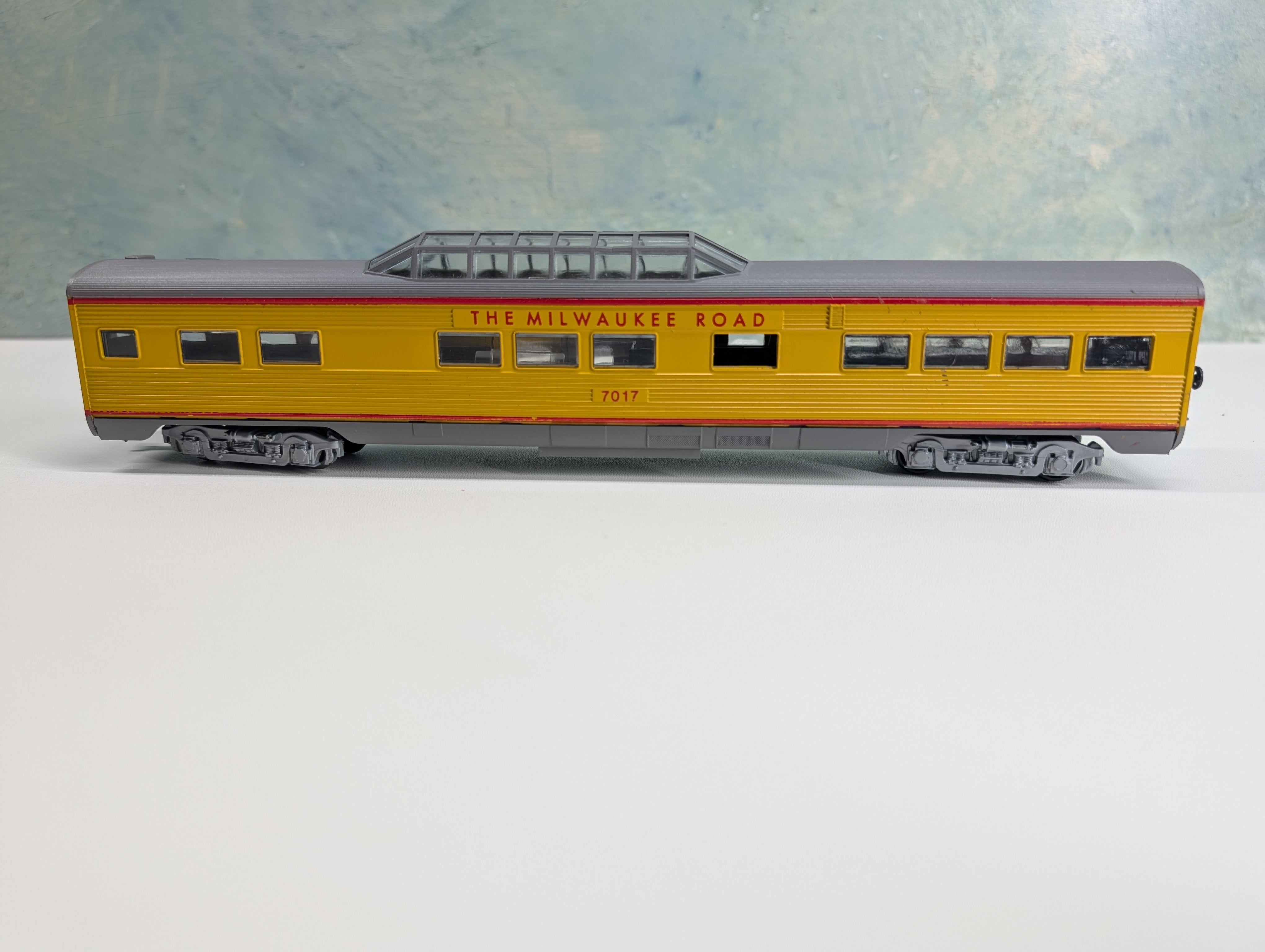 USED Athearn HO Scale Vista Dome Passenger Car Milwaukee Road #7017 Bev-Bel