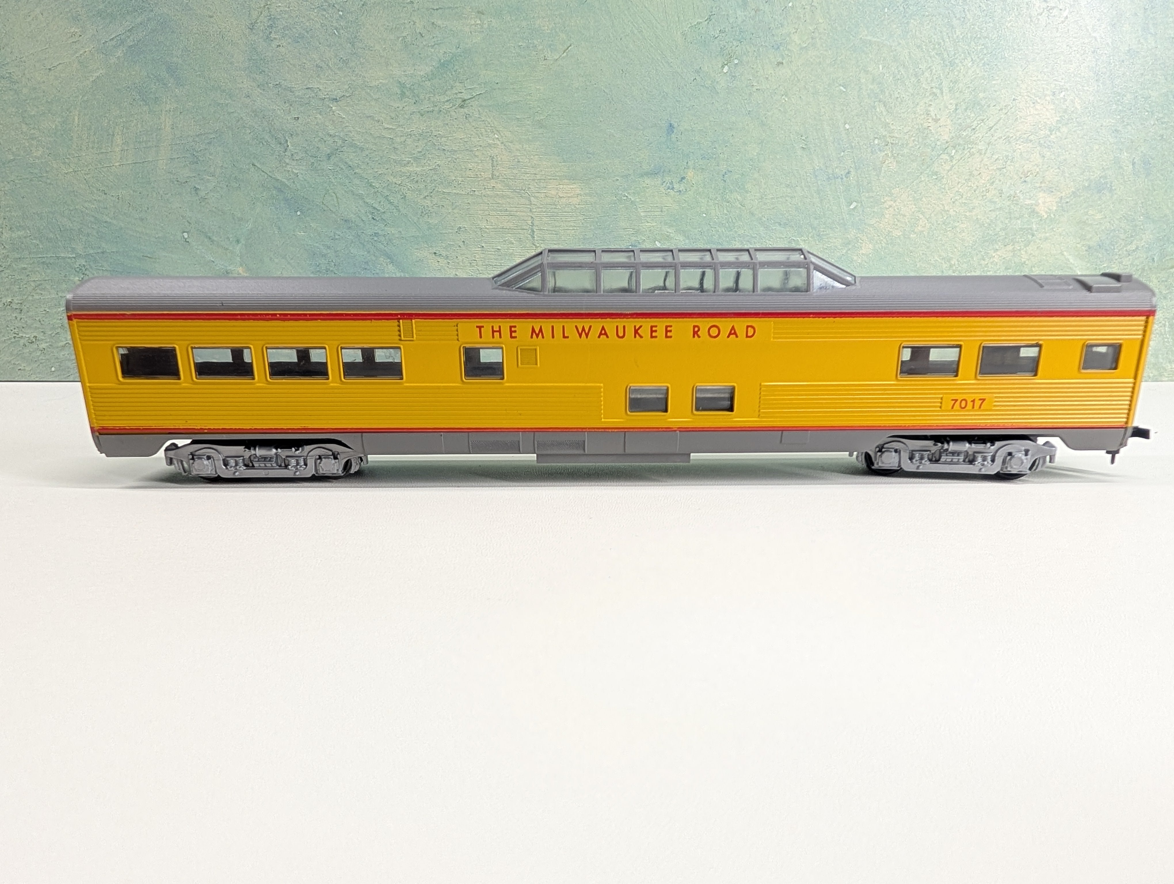 USED Athearn HO Scale Vista Dome Passenger Car Milwaukee Road #7017 Bev-Bel