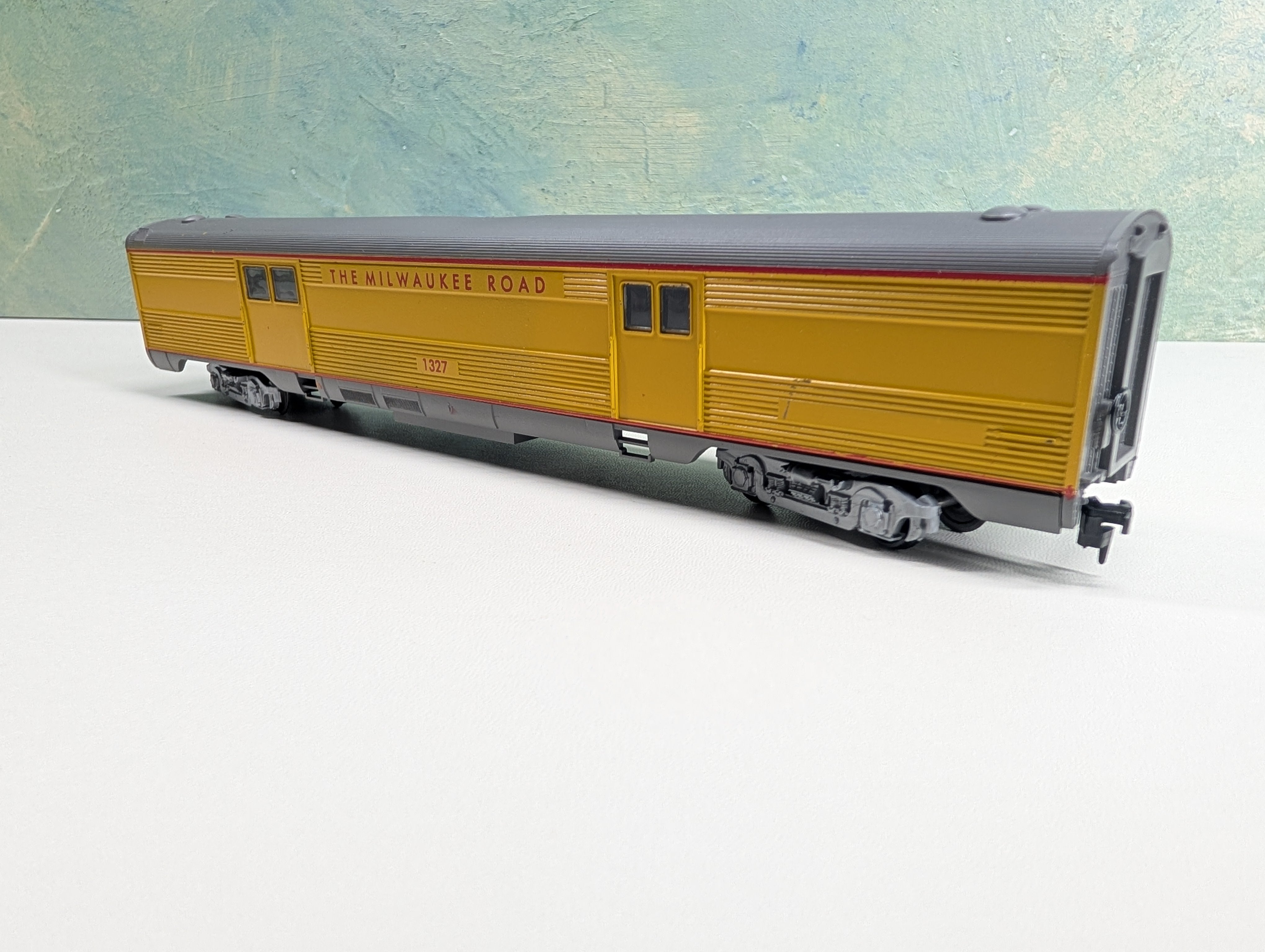 USED Athearn HO Scale Baggage Passenger Car Milwaukee Road #1327 Bev-Bel