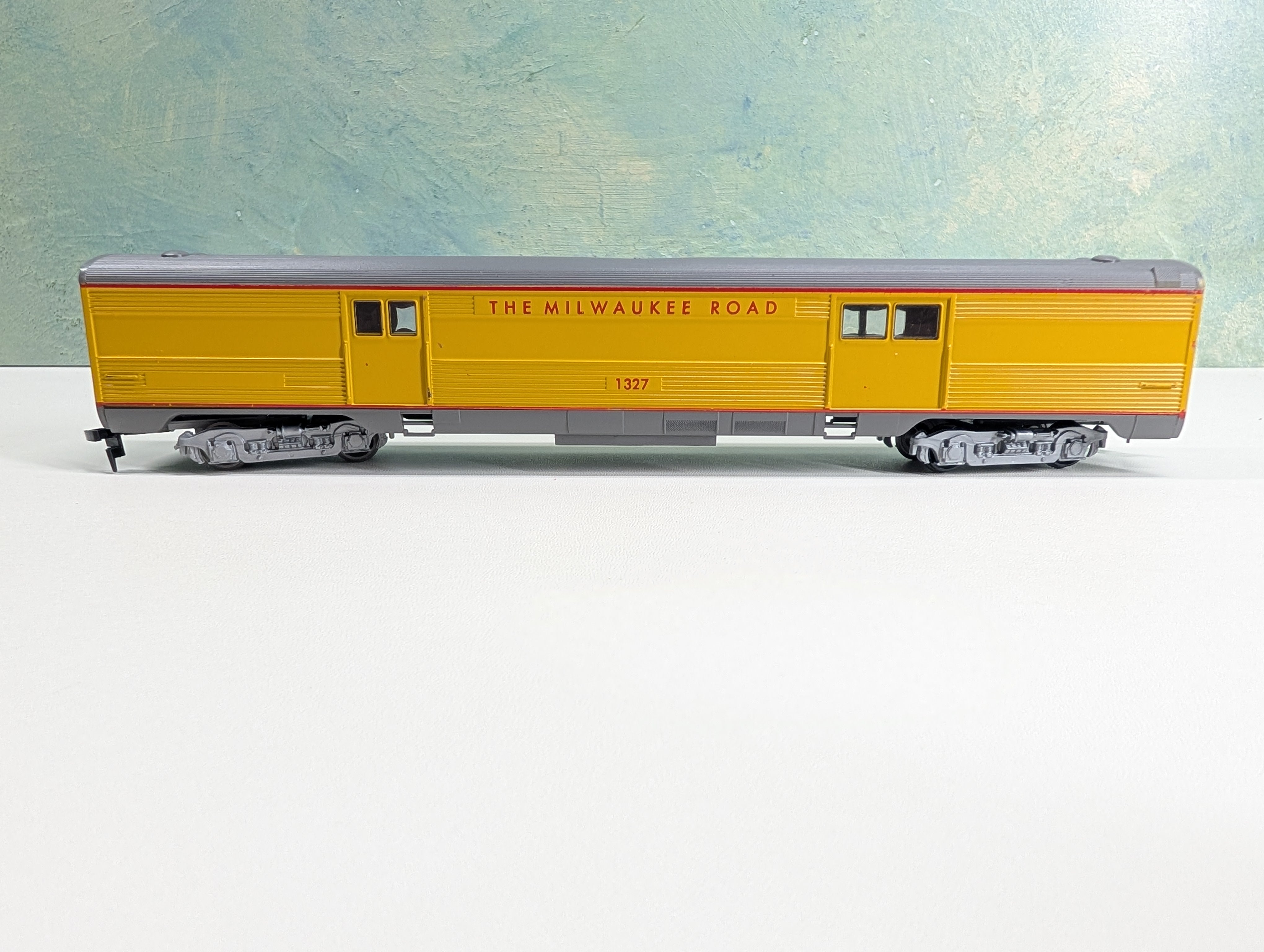 USED Athearn HO Scale Baggage Passenger Car Milwaukee Road #1327 Bev-Bel