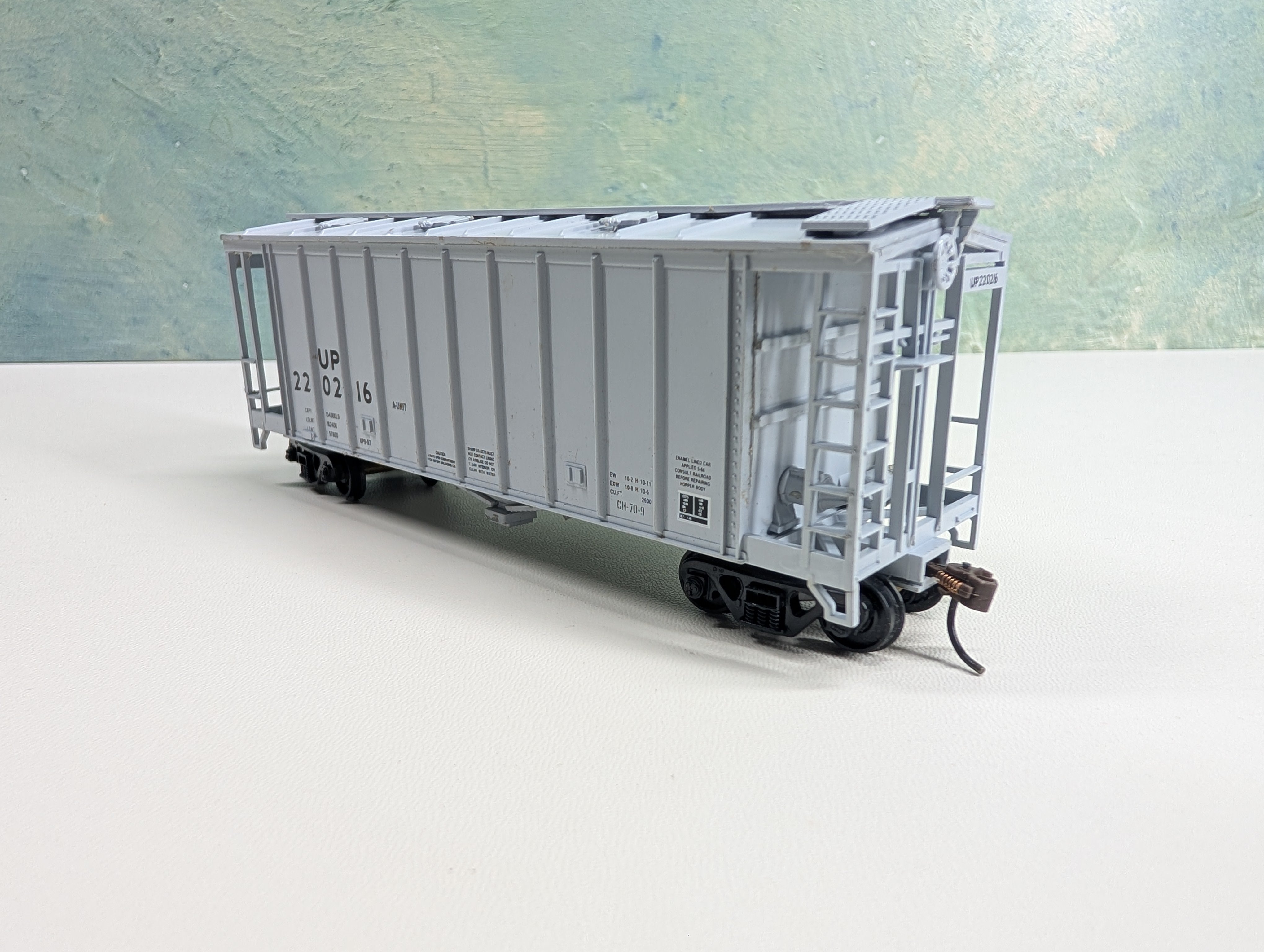 USED Walthers HO Scale Covered Hopper Union Pacific UP #220216