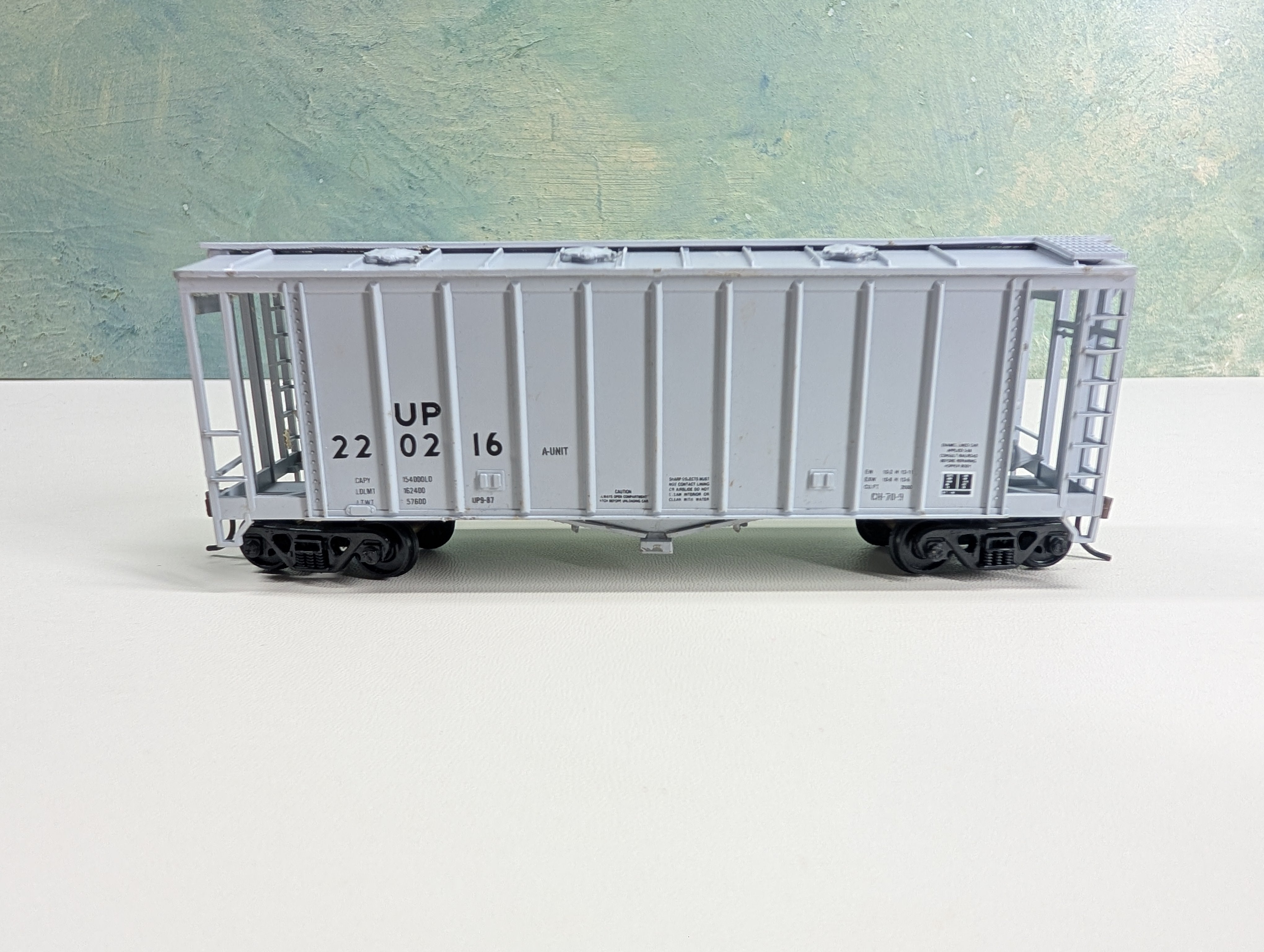USED Walthers HO Scale Covered Hopper Union Pacific UP #220216