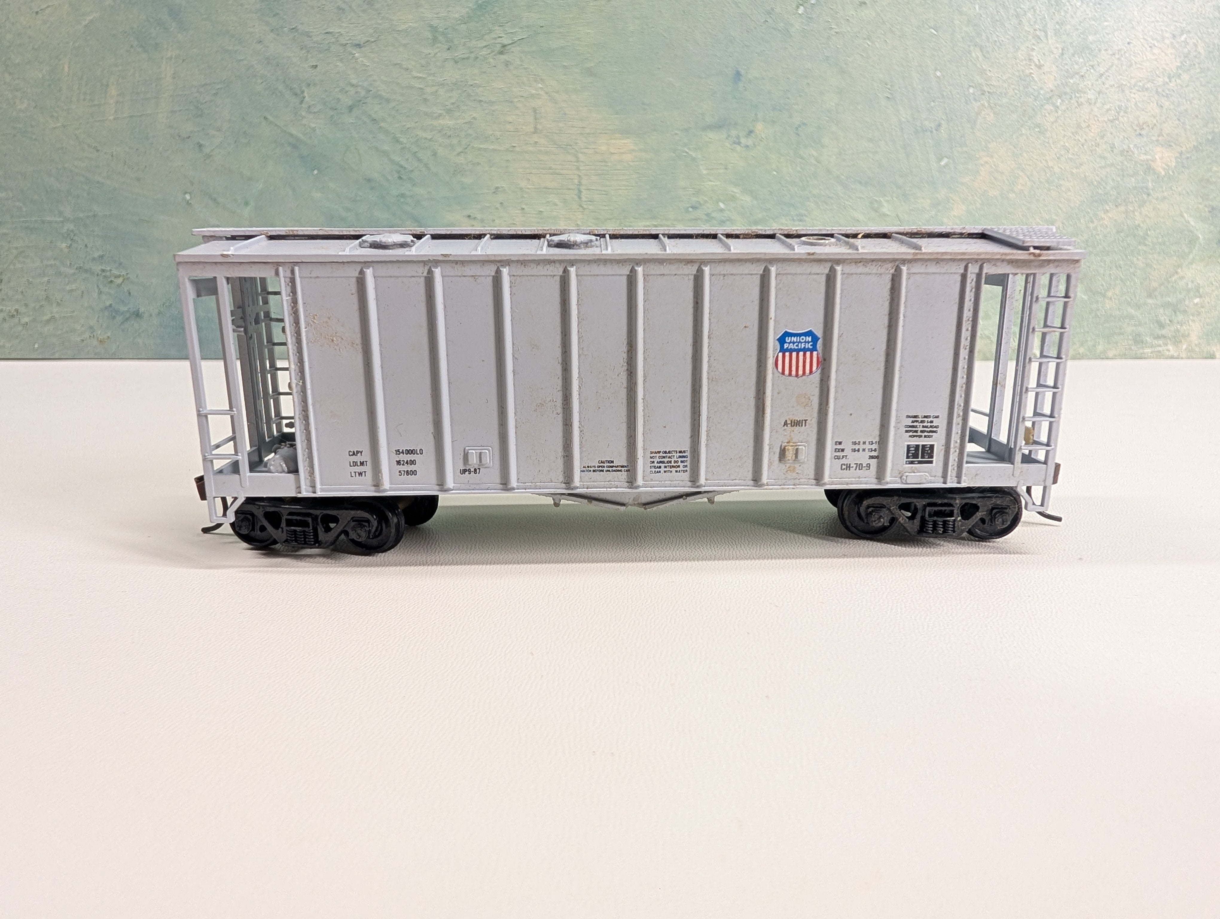 USED Walthers HO Scale Covered Hopper Union Pacific UP #220216