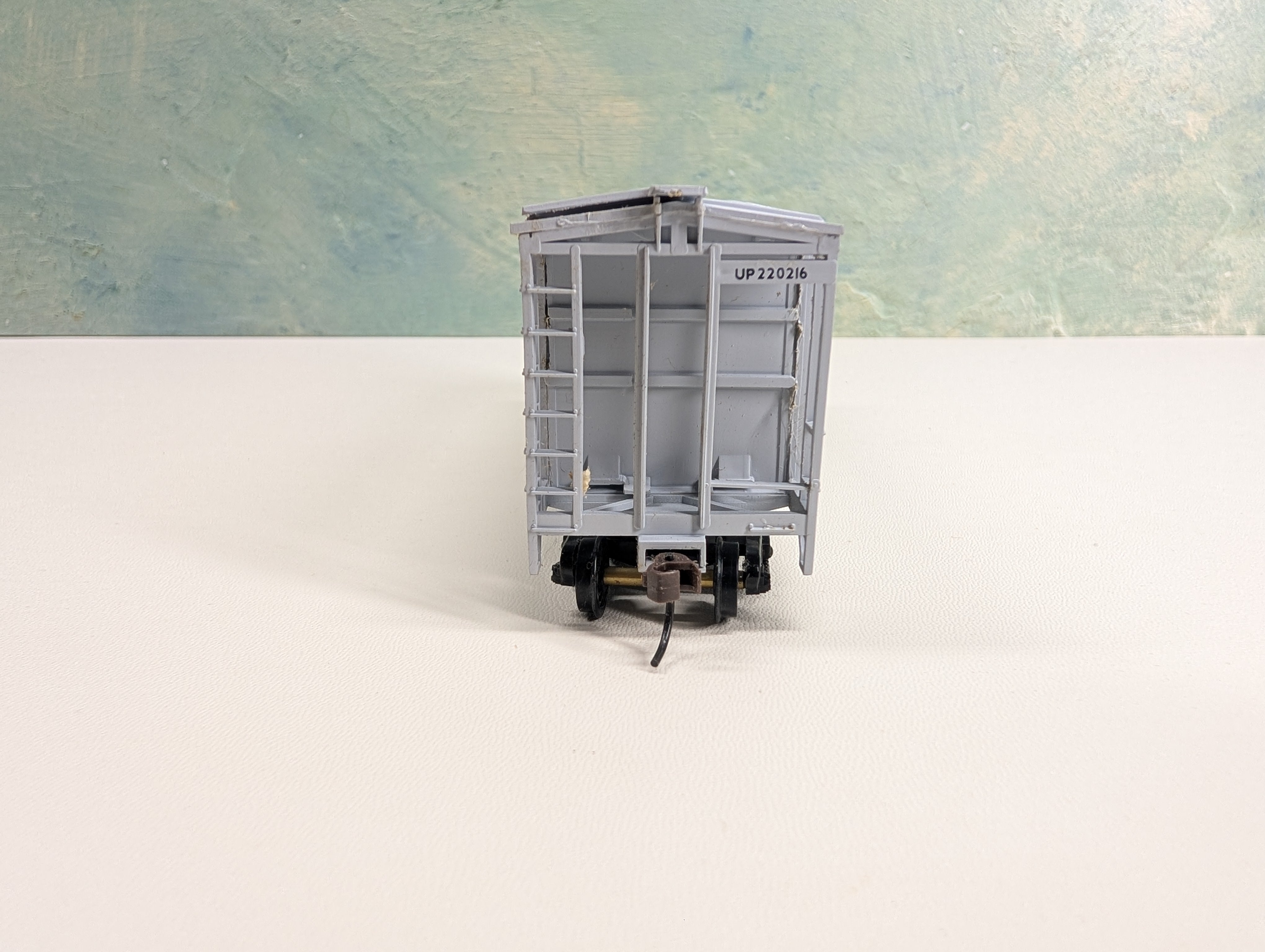 USED Walthers HO Scale Covered Hopper Union Pacific UP #220216