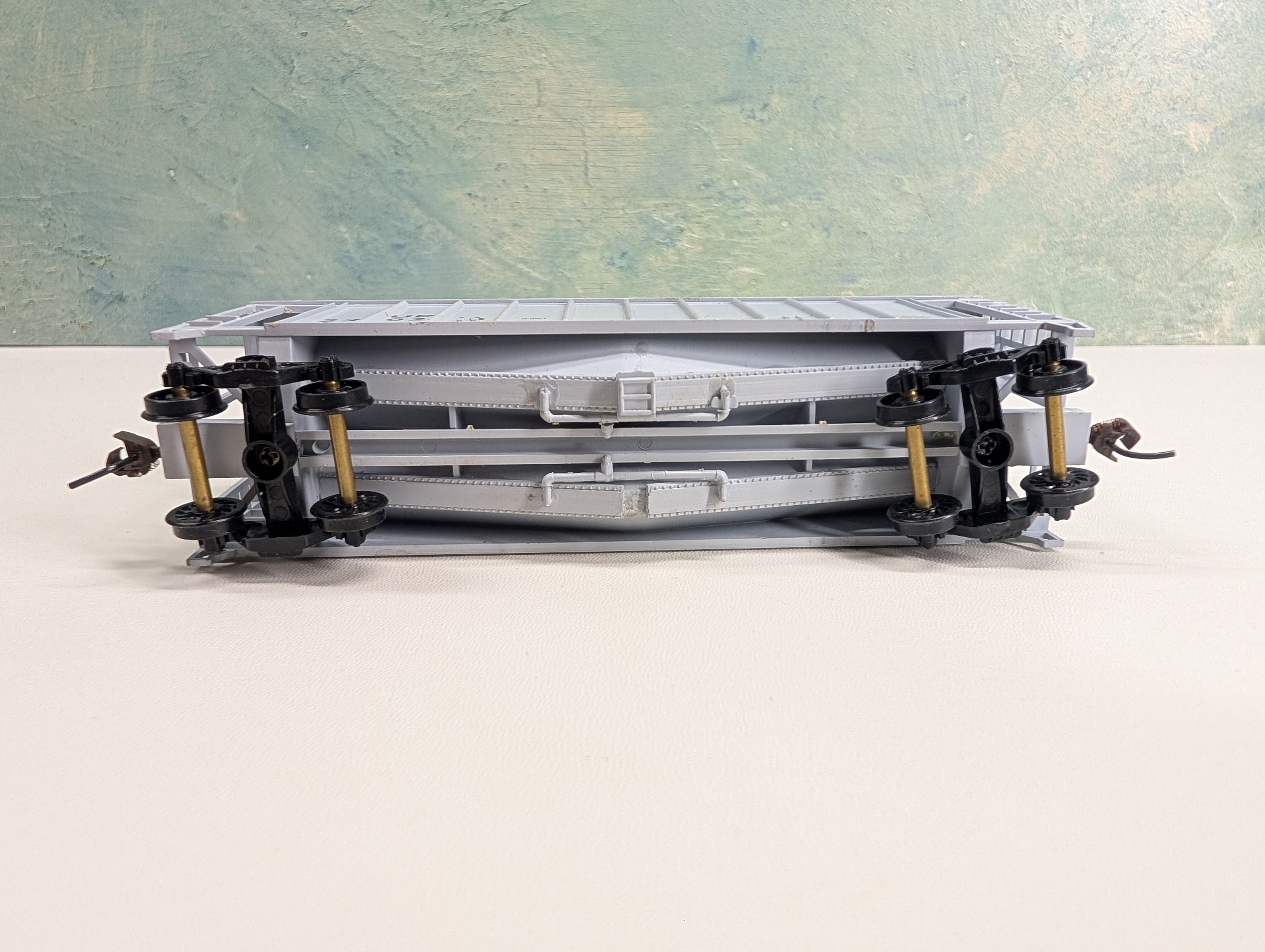USED Walthers HO Scale Covered Hopper Union Pacific UP #220216