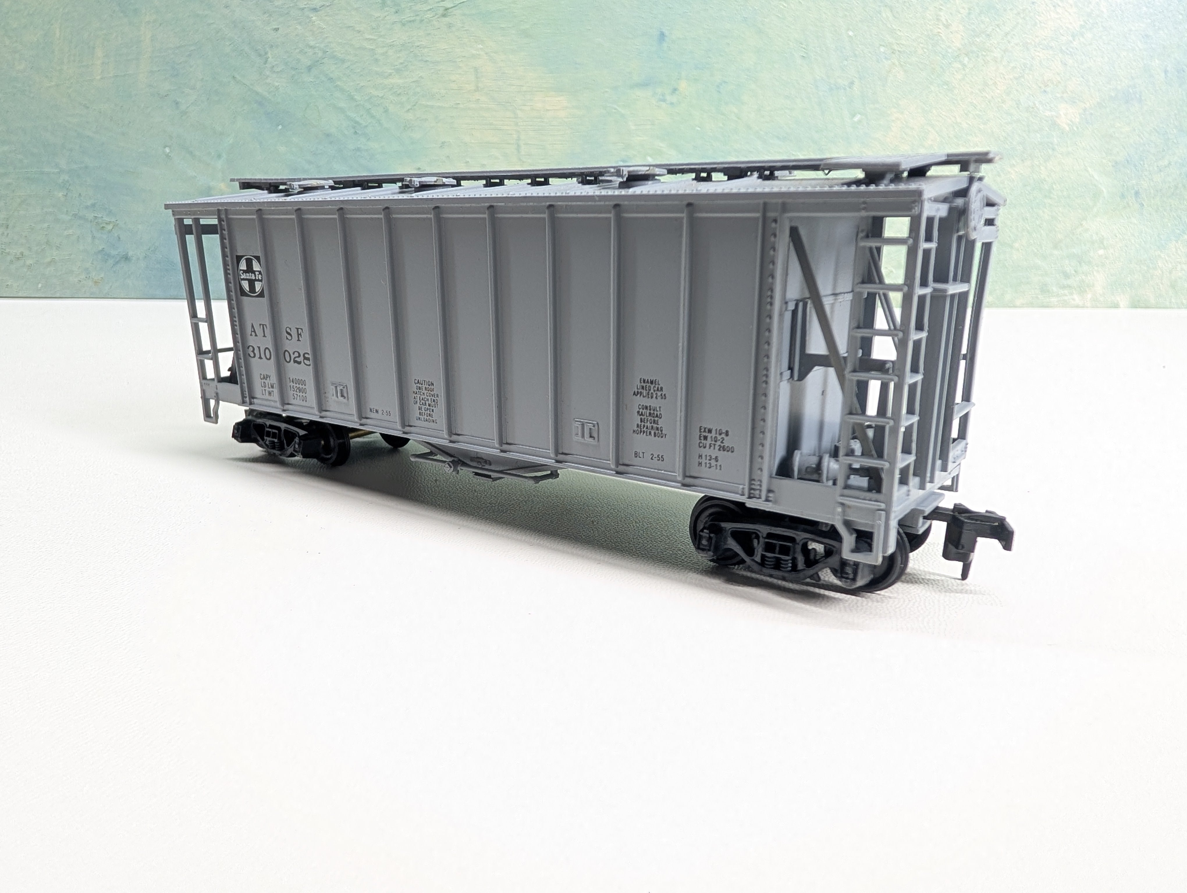 USED Walthers HO Scale Covered Hopper Santa Fe ATSF #310028