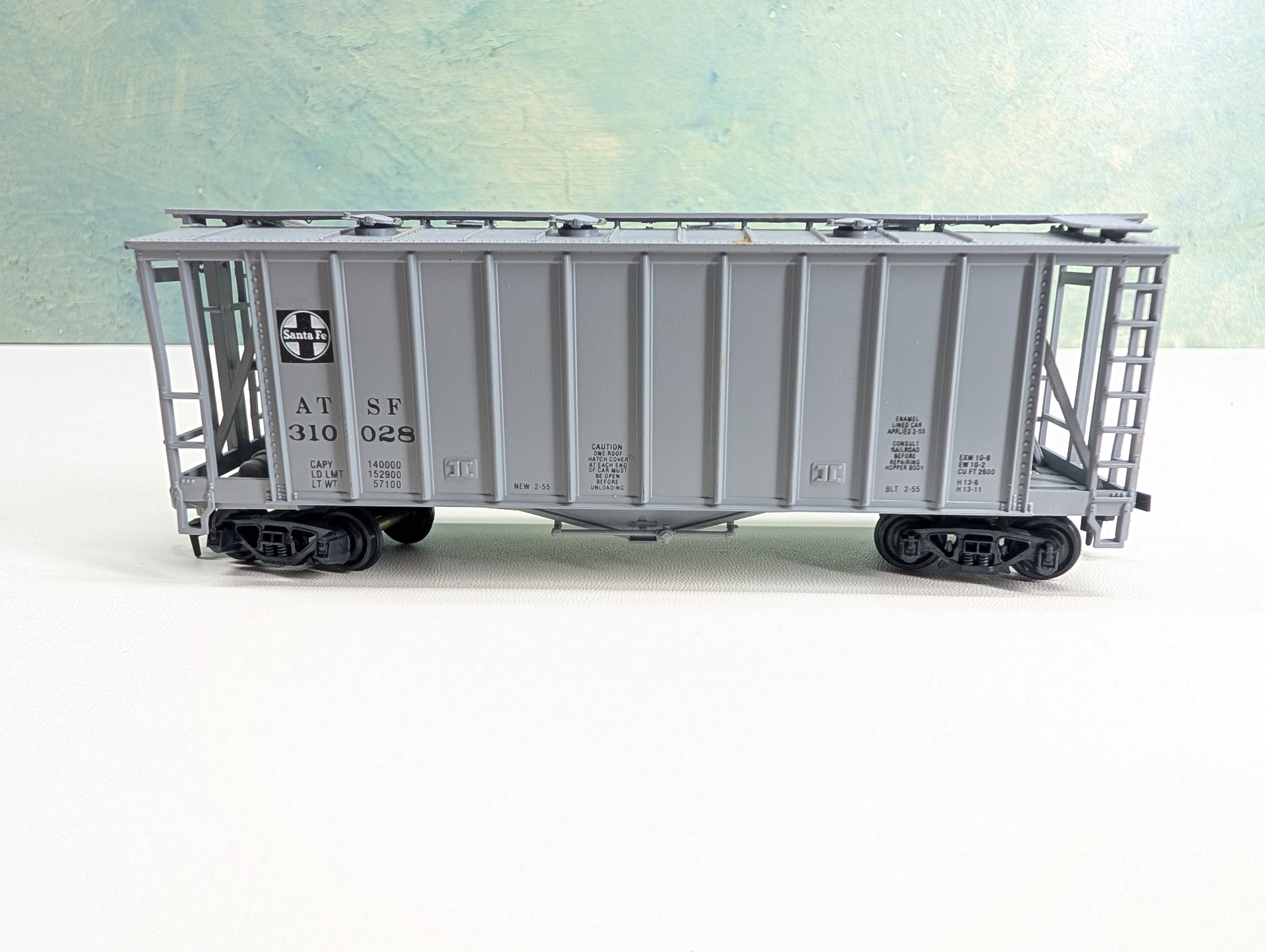 USED Walthers HO Scale Covered Hopper Santa Fe ATSF #310028
