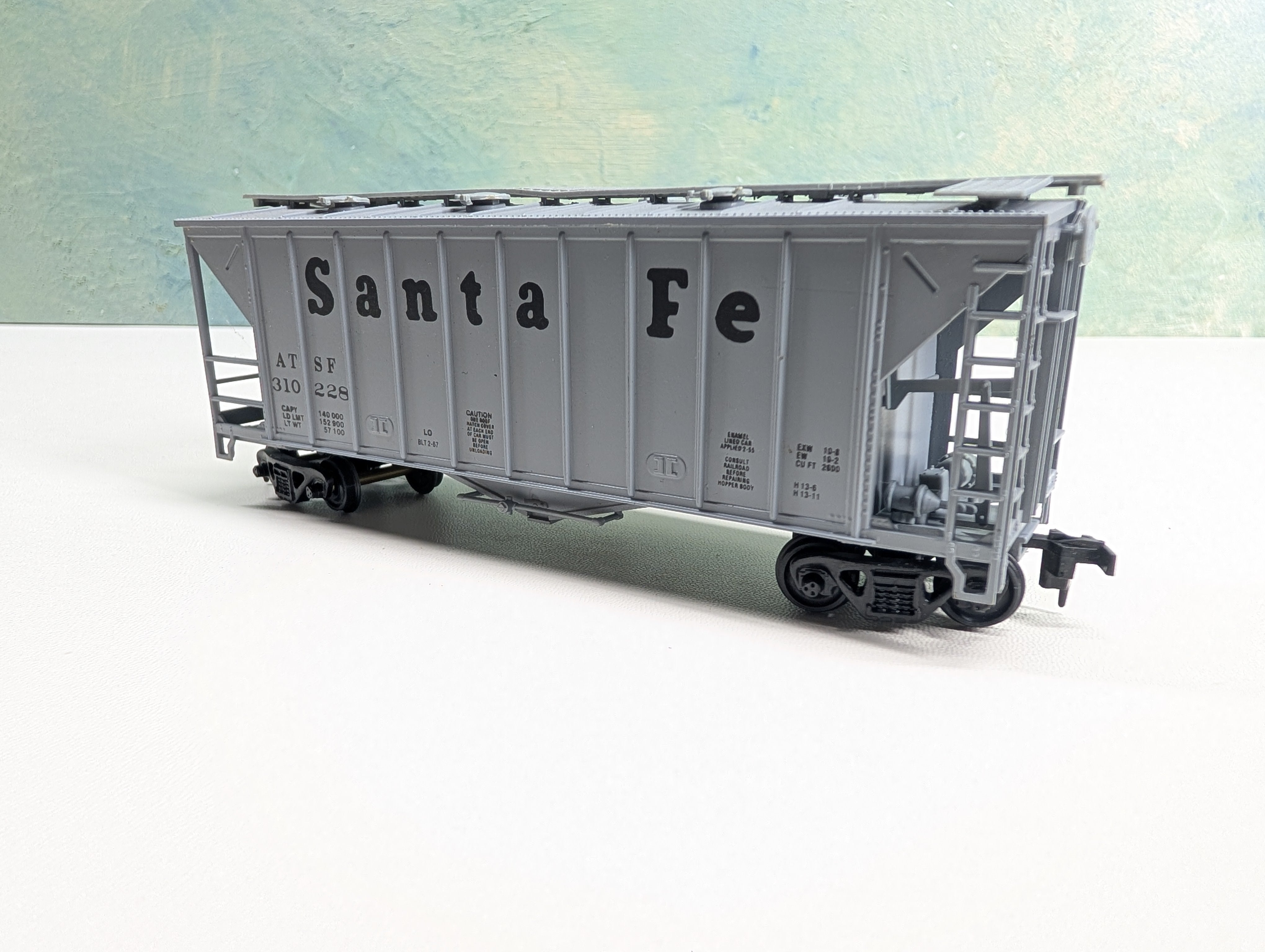 USED Walthers HO Scale Covered Hopper Santa Fe ATSF #310228
