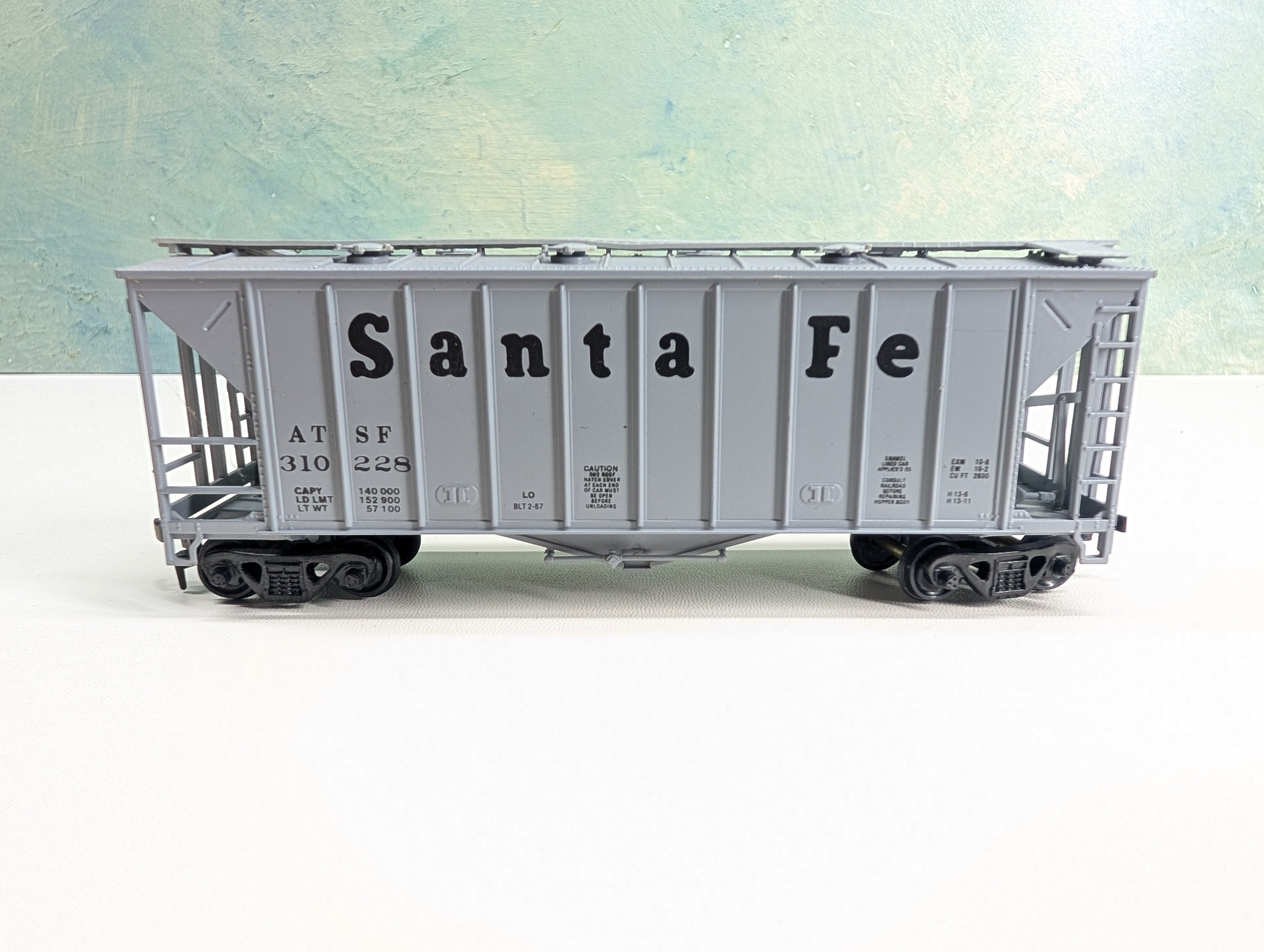 USED Walthers HO Scale Covered Hopper Santa Fe ATSF #310228