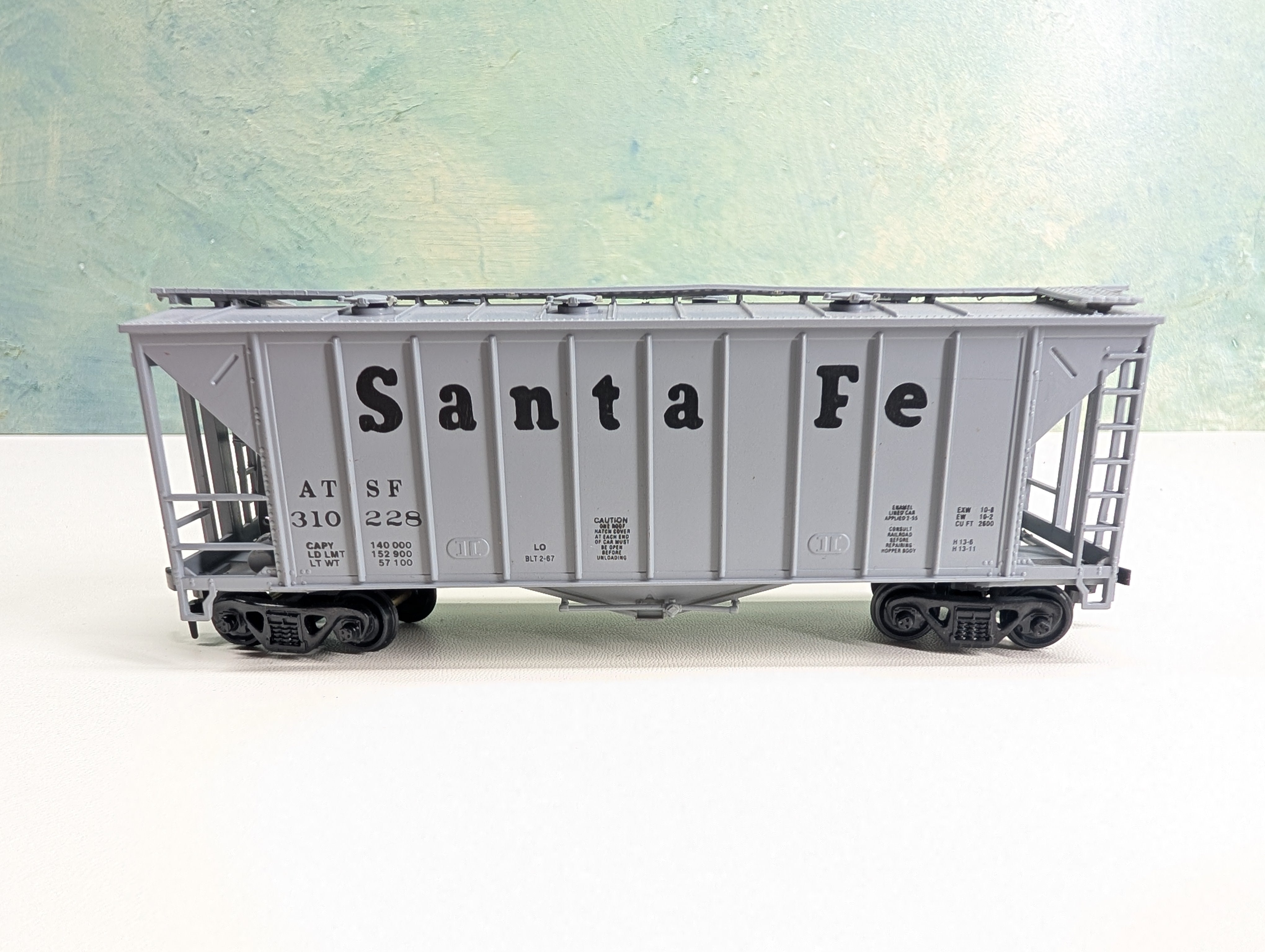USED Walthers HO Scale Covered Hopper Santa Fe ATSF #310228