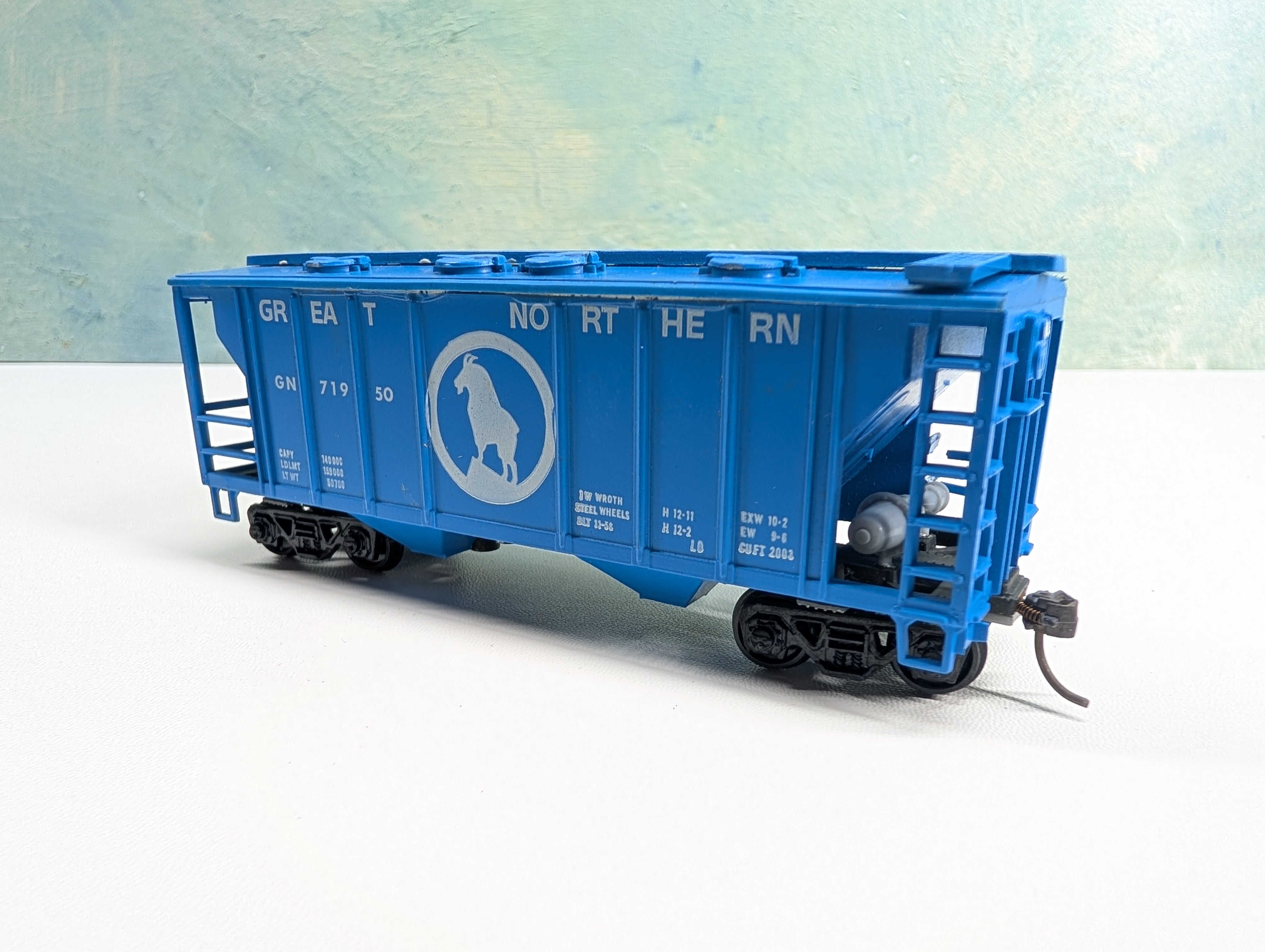 USED Roundhouse HO Scale Covered Hopper Great Northern GN #71950