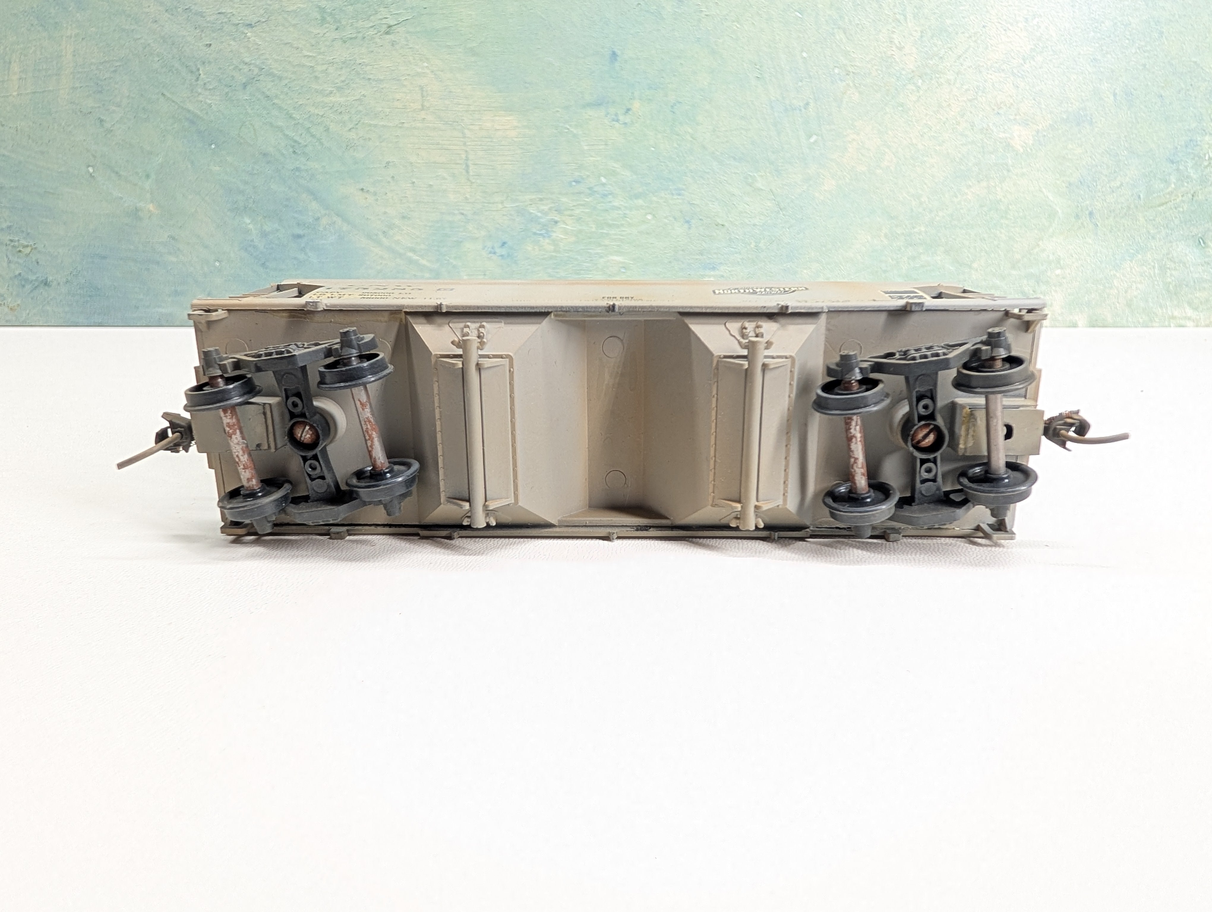 USED HO Scale Covered Hopper Chicago & North Western CNW #175285 Weathered