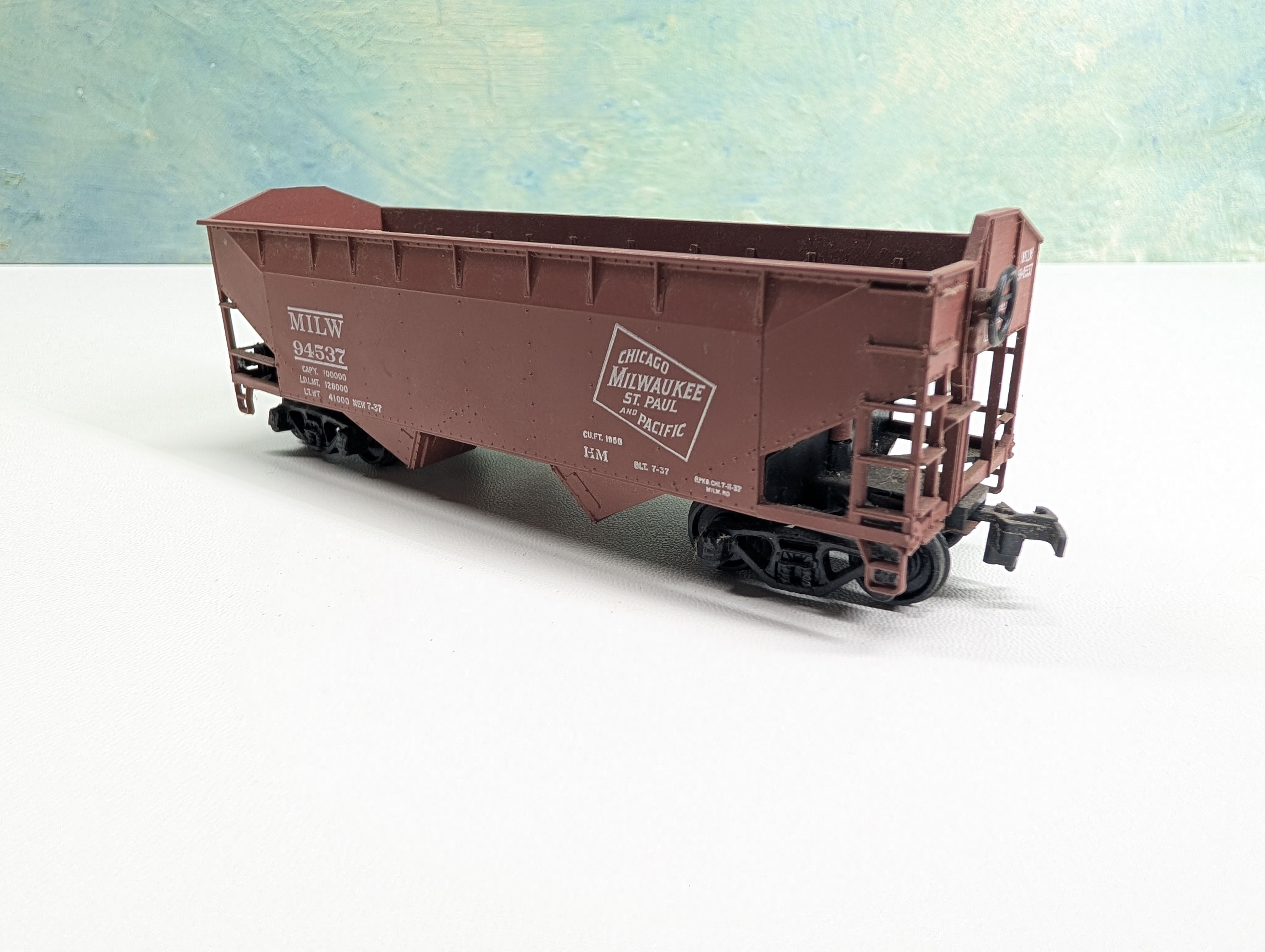 USED Athearn HO Scale 2 Bay Hopper Milwaukee Road MILW #94537 Weathered