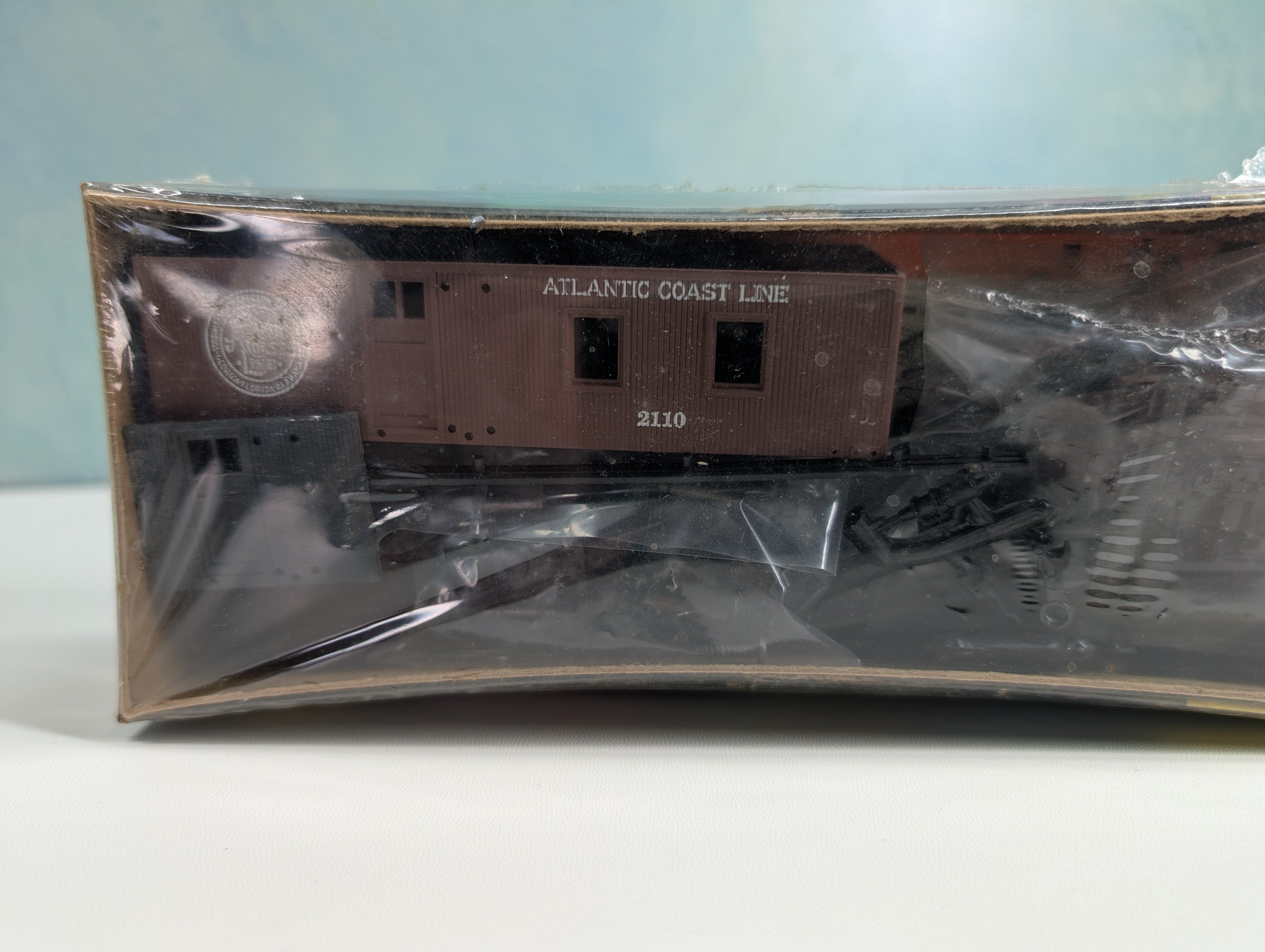 Roundhouse HO Scale Small Side Door Caboose Atlantic Coast Line #2110 KIT