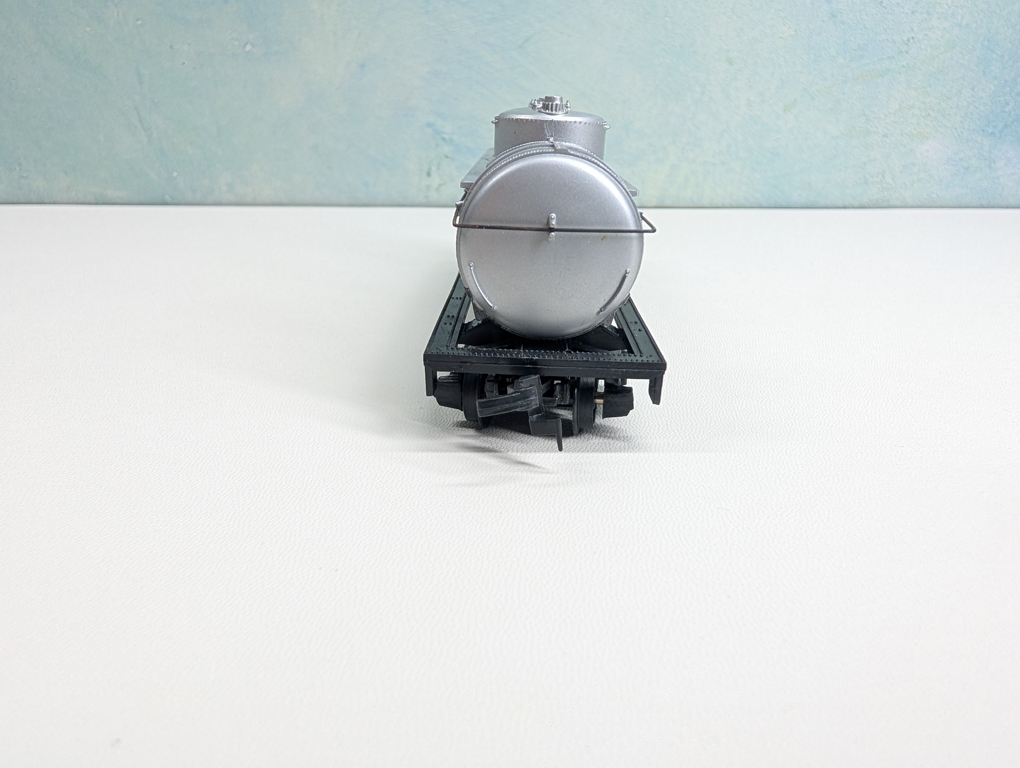 USED HO Scale Triple Dome Tank Car Esso AEC #324