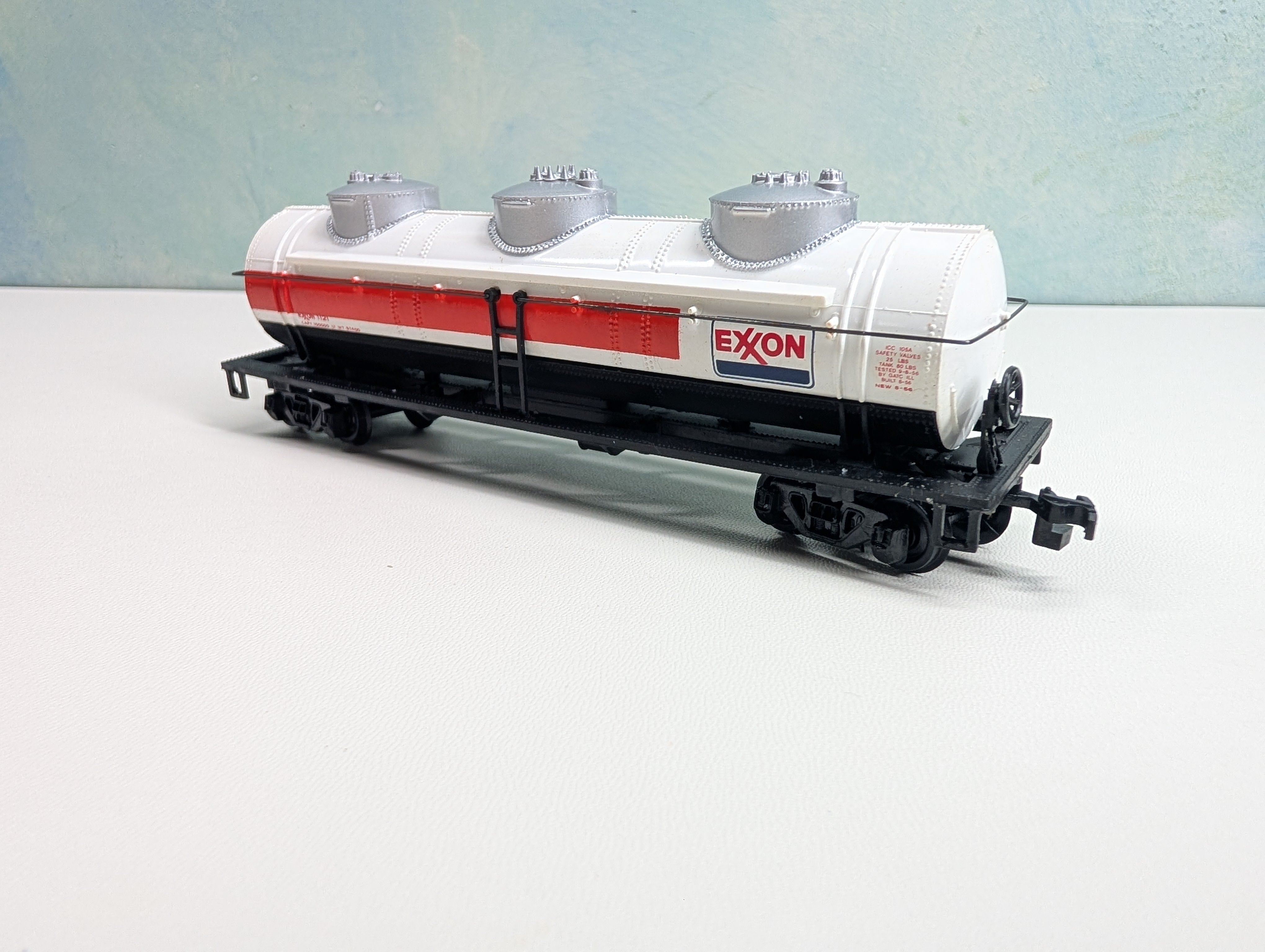 USED Bachmann HO Scale Triple Dome Tank Car Exxon #1121