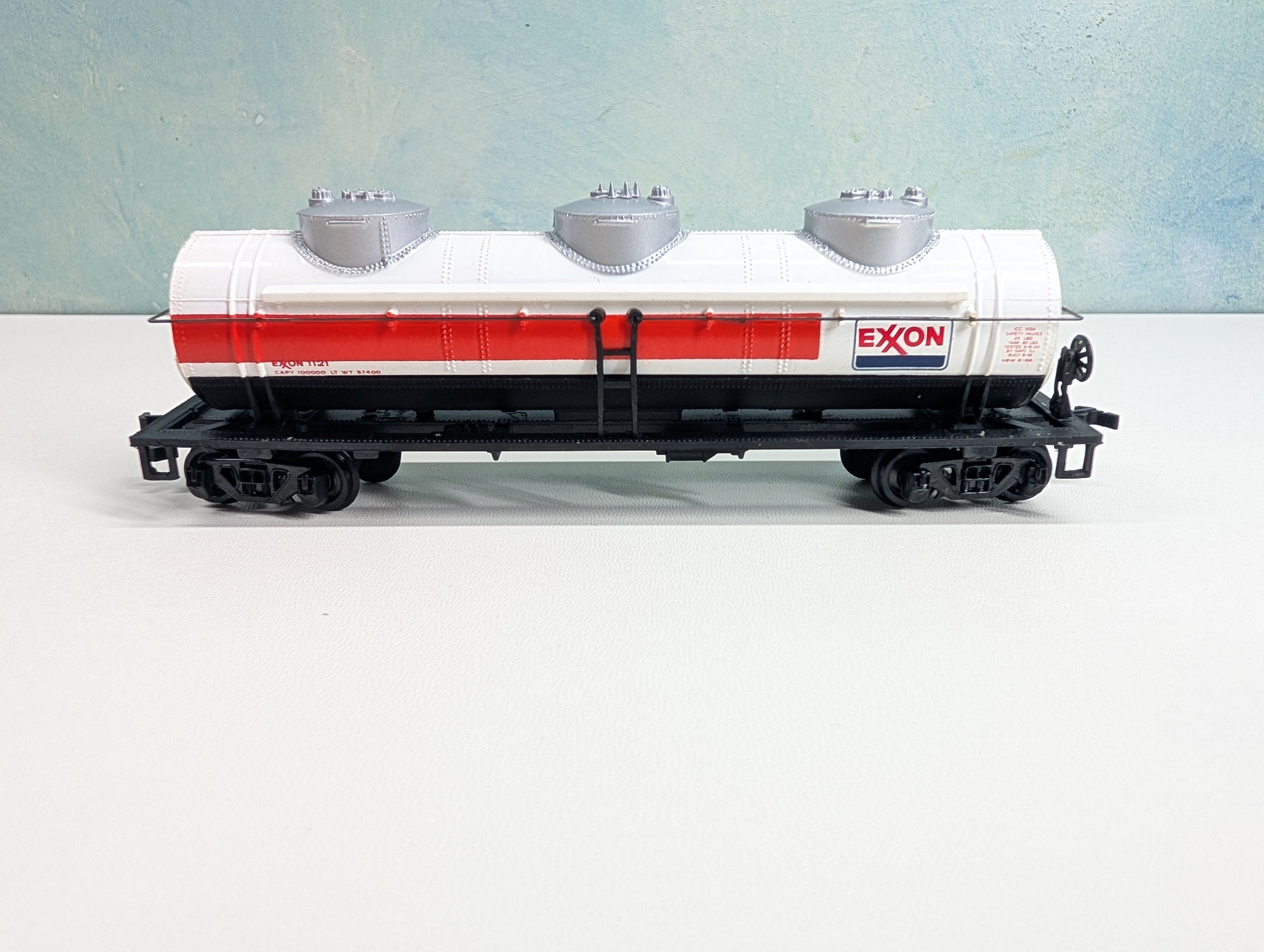 USED Bachmann HO Scale Triple Dome Tank Car Exxon #1121