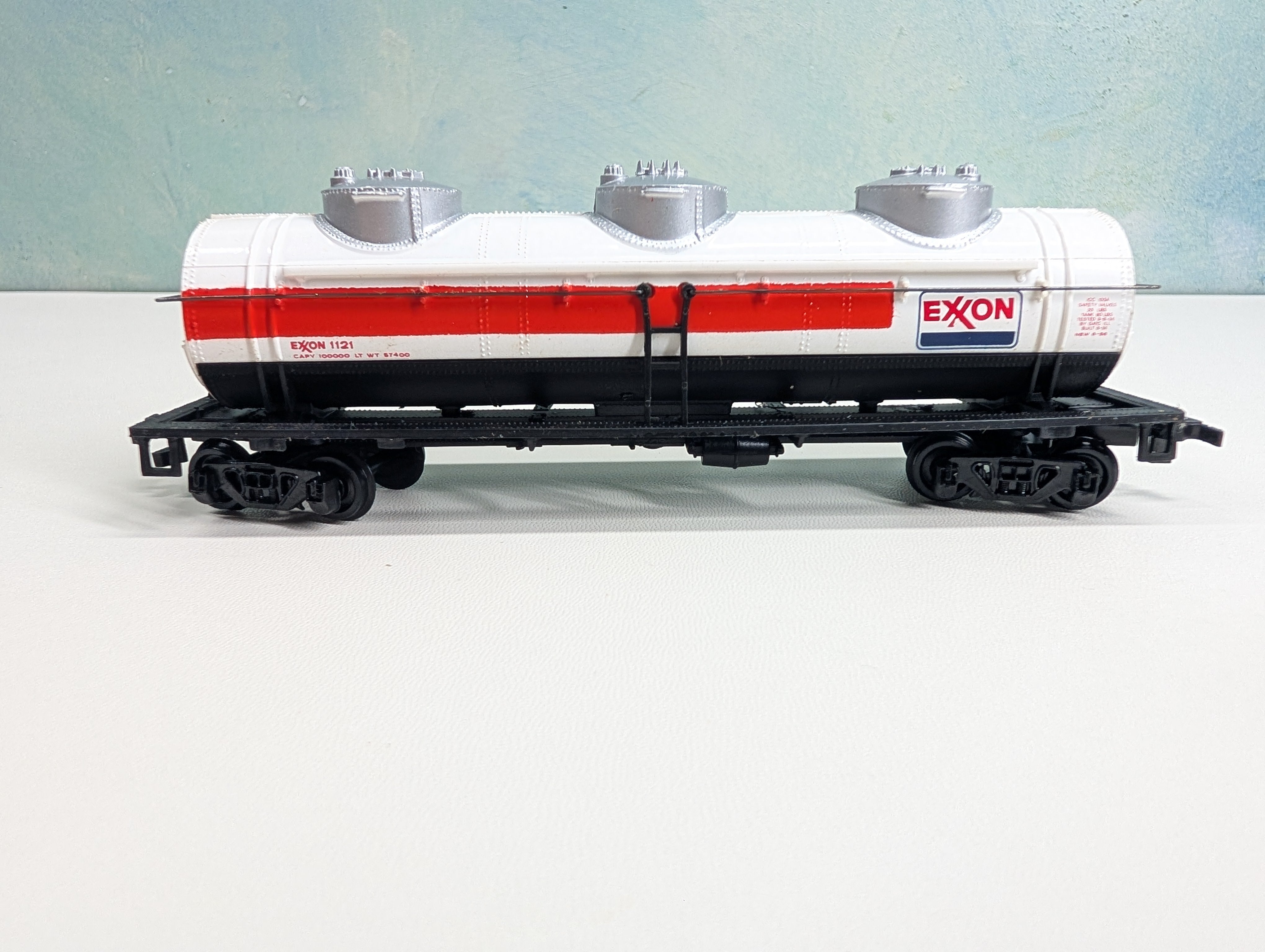USED Bachmann HO Scale Triple Dome Tank Car Exxon #1121