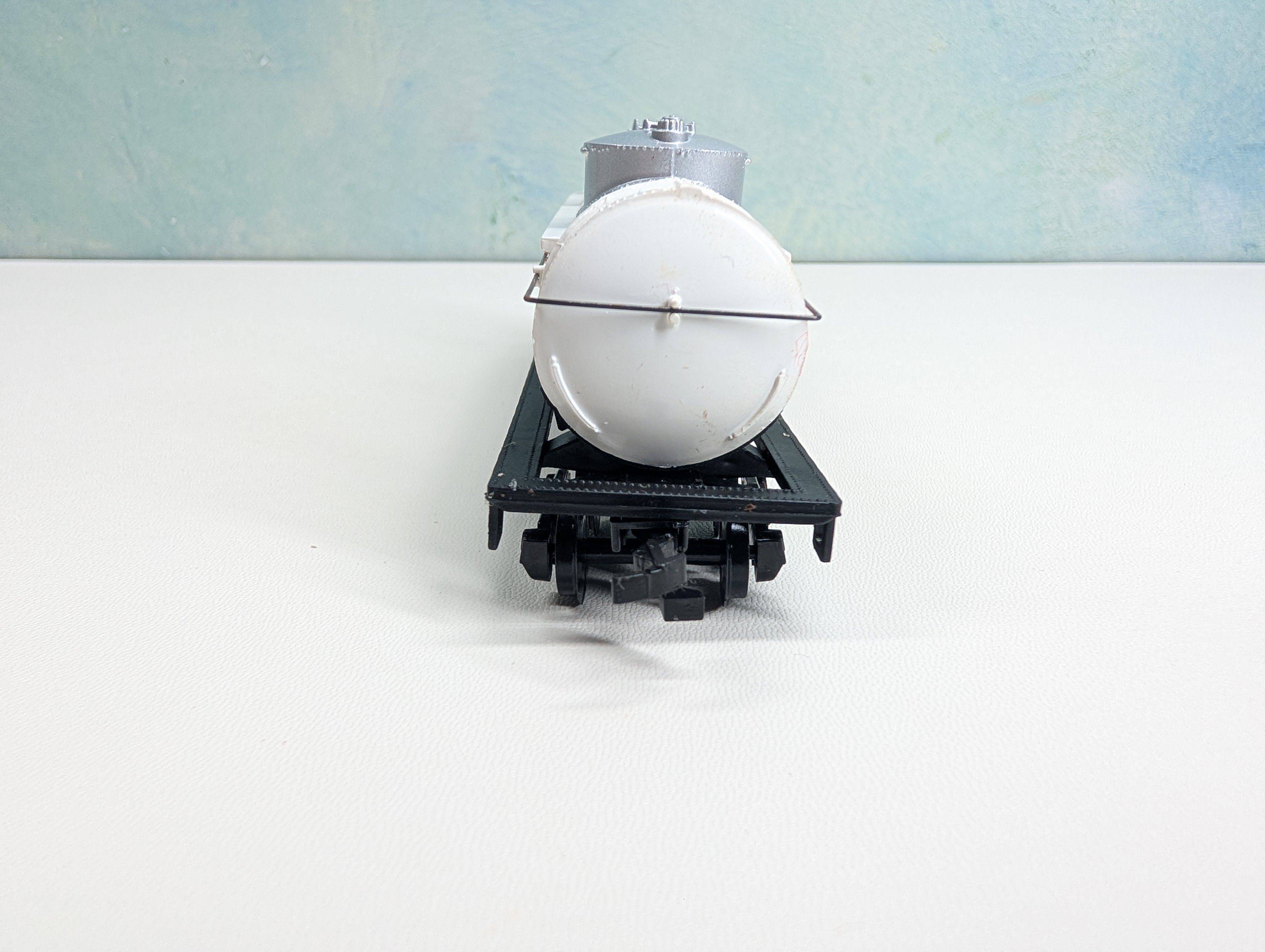 USED Bachmann HO Scale Triple Dome Tank Car Exxon #1121