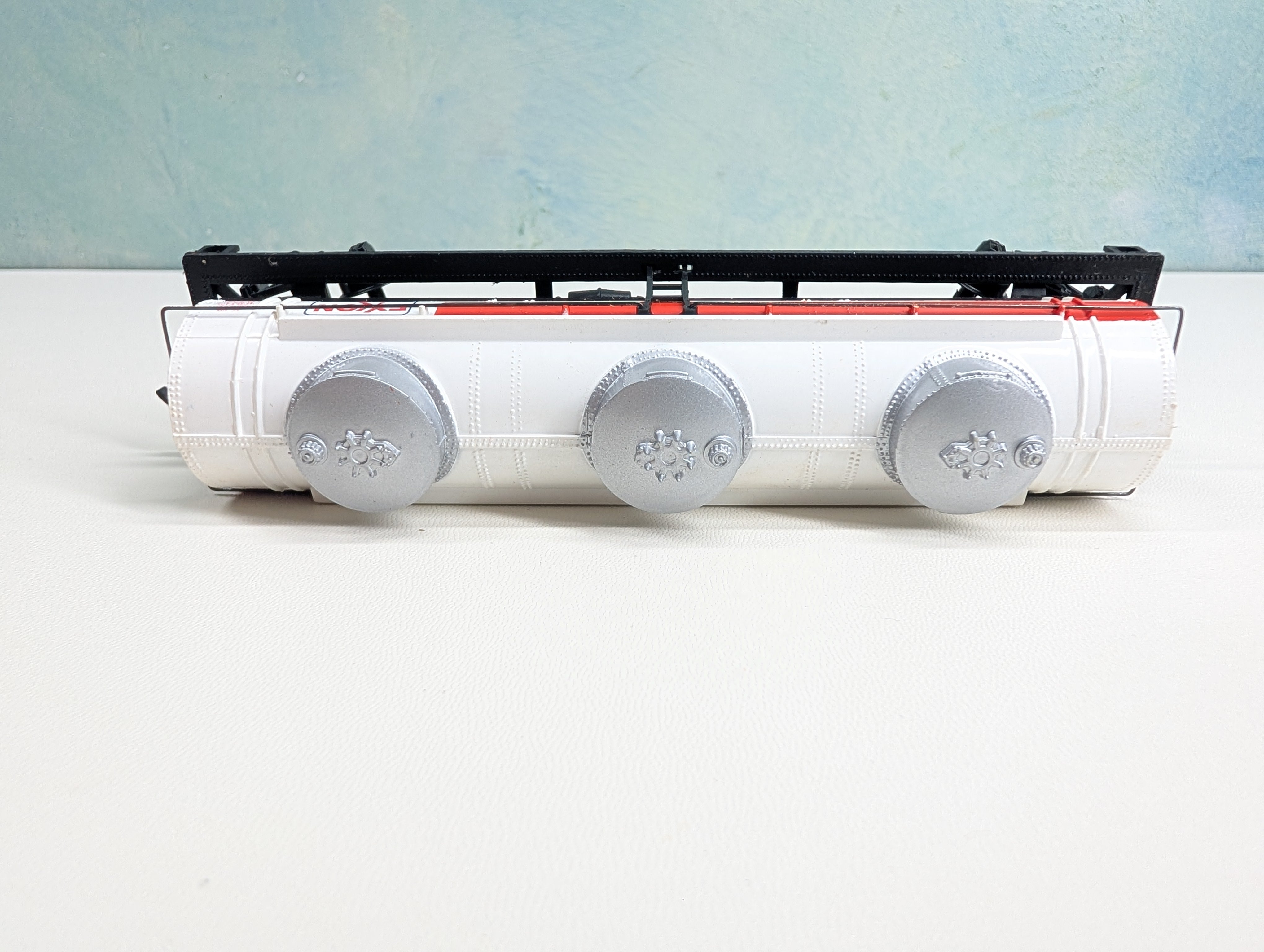 USED Bachmann HO Scale Triple Dome Tank Car Exxon #1121