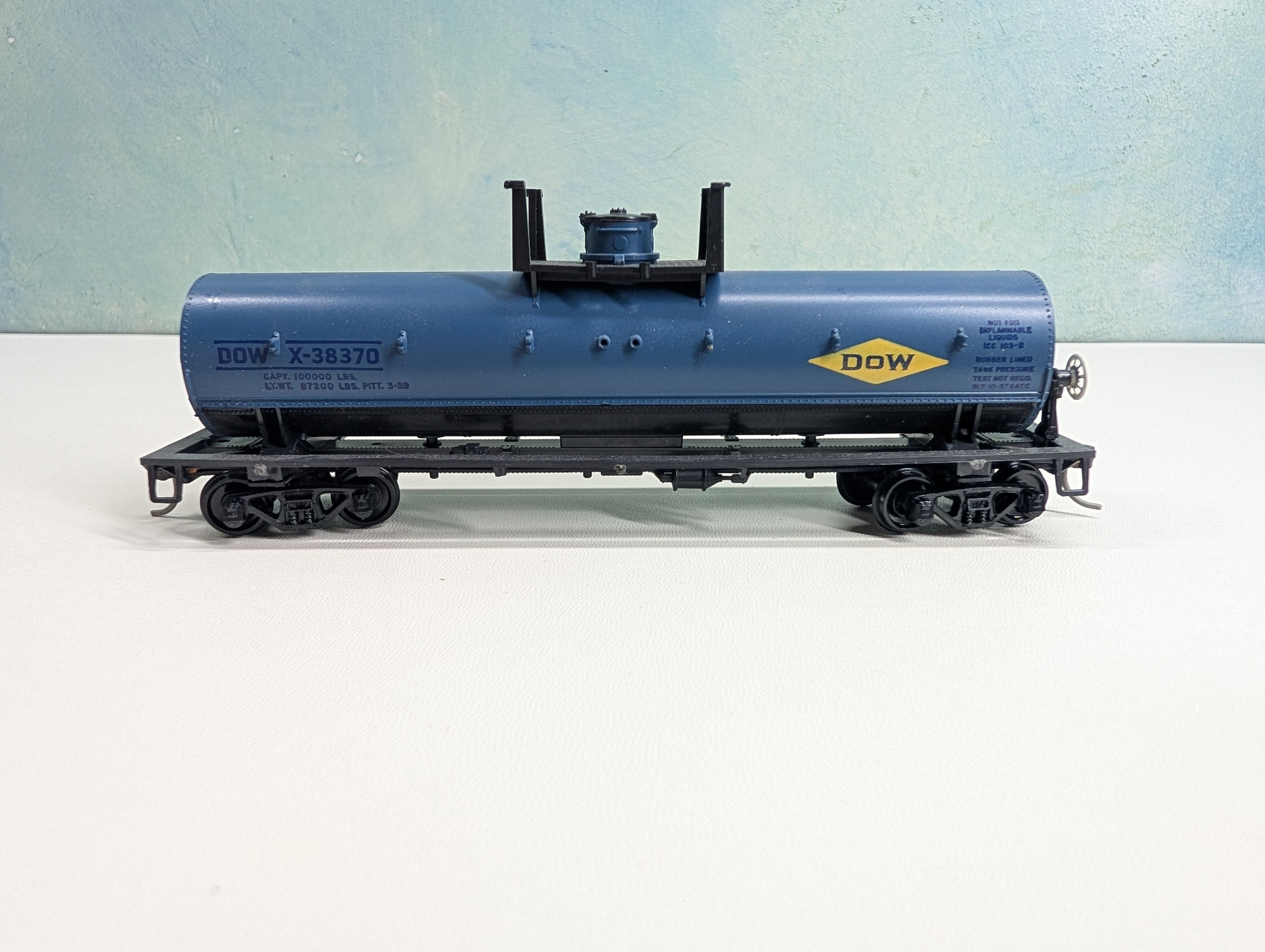 USED Athearn HO Scale Tank Car DOW #X-38370