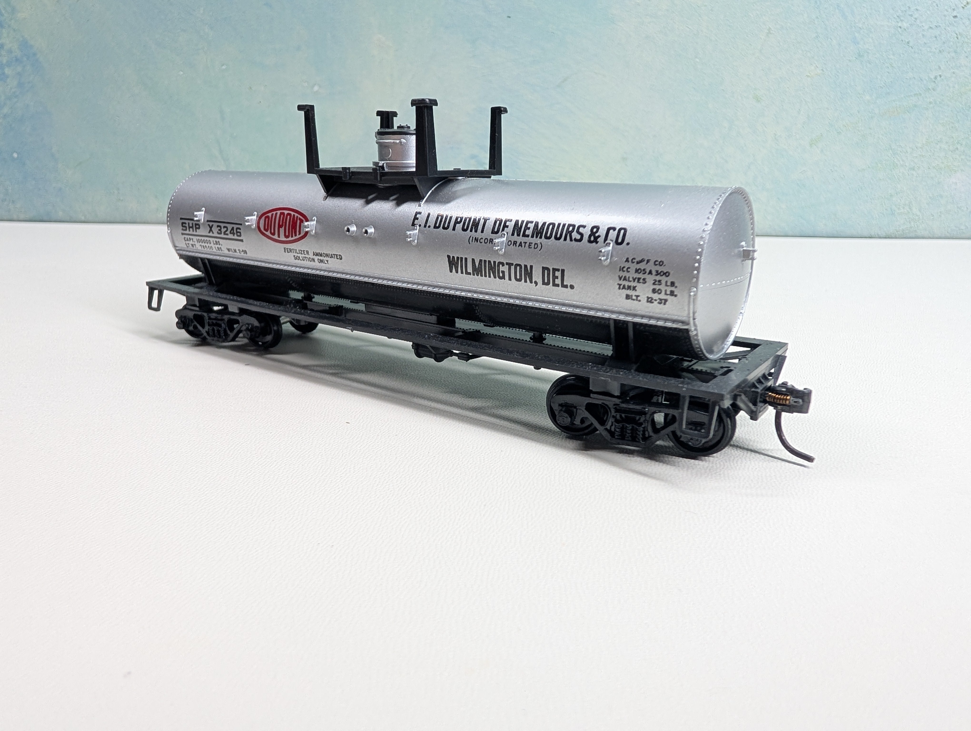 USED Athearn HO Scale Tank Car DuPont SHPX #3246