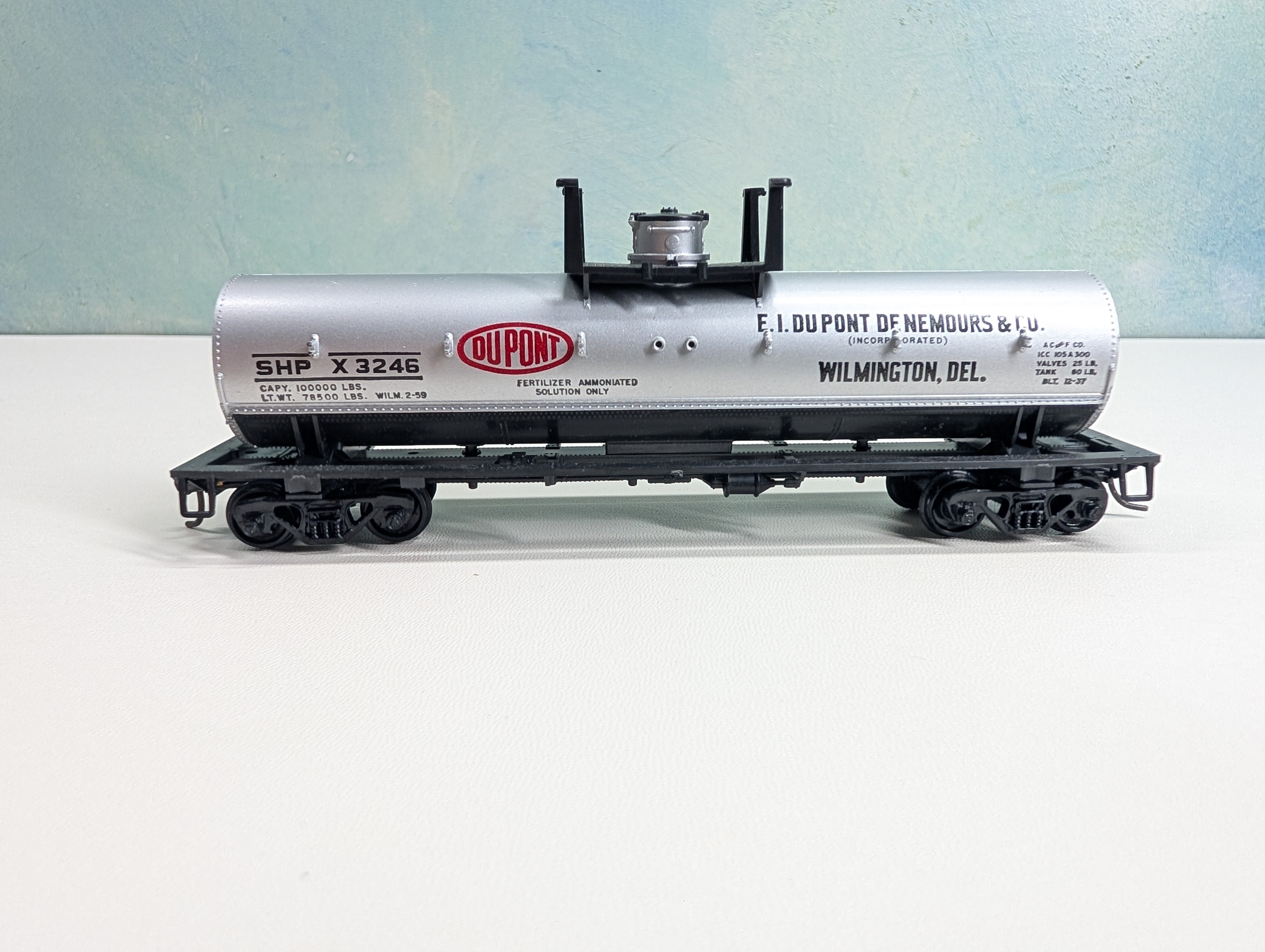 USED Athearn HO Scale Tank Car DuPont SHPX #3246