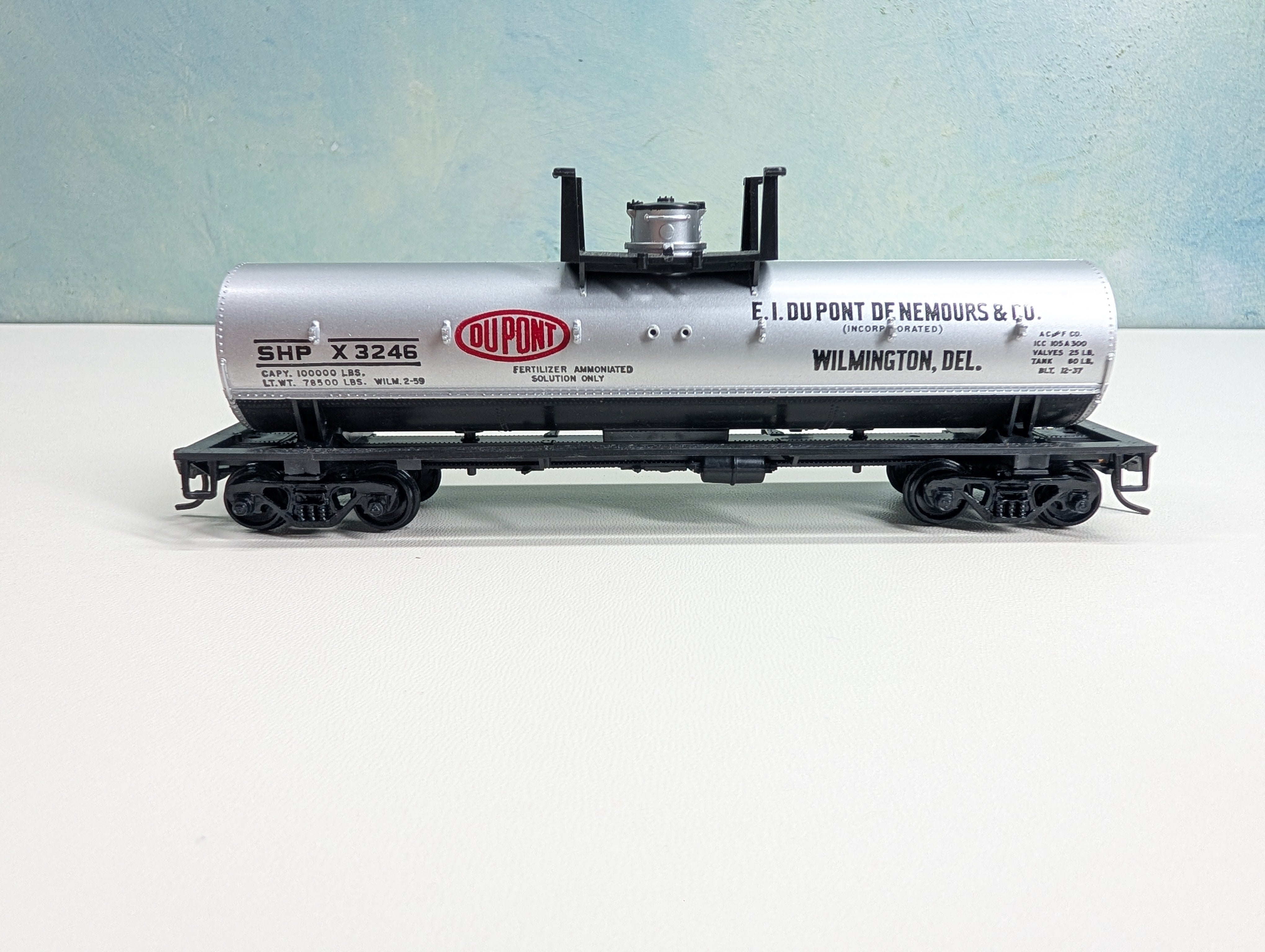 USED Athearn HO Scale Tank Car DuPont SHPX #3246