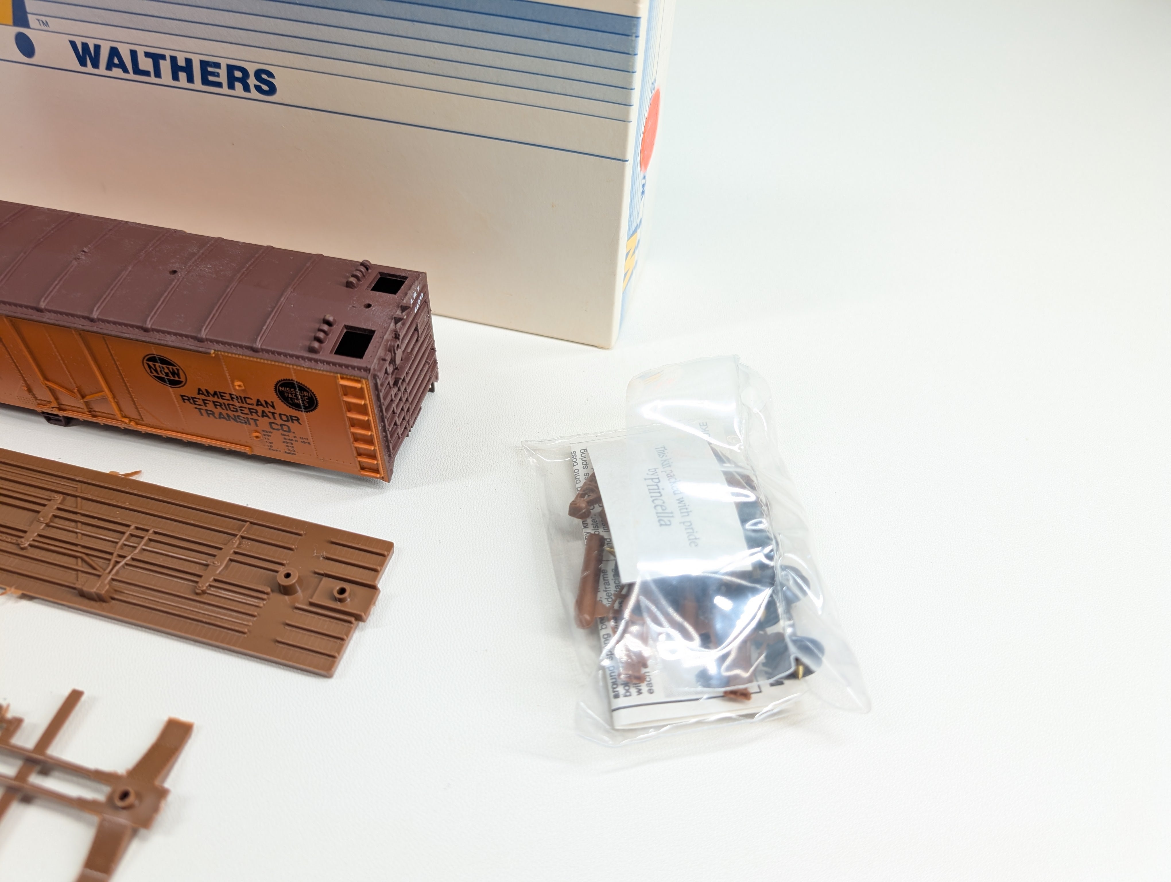 USED Walthers 932-3312 HO Scale 40' Plug Door Reefer American Refrigerator Transit ART #46978 KIT