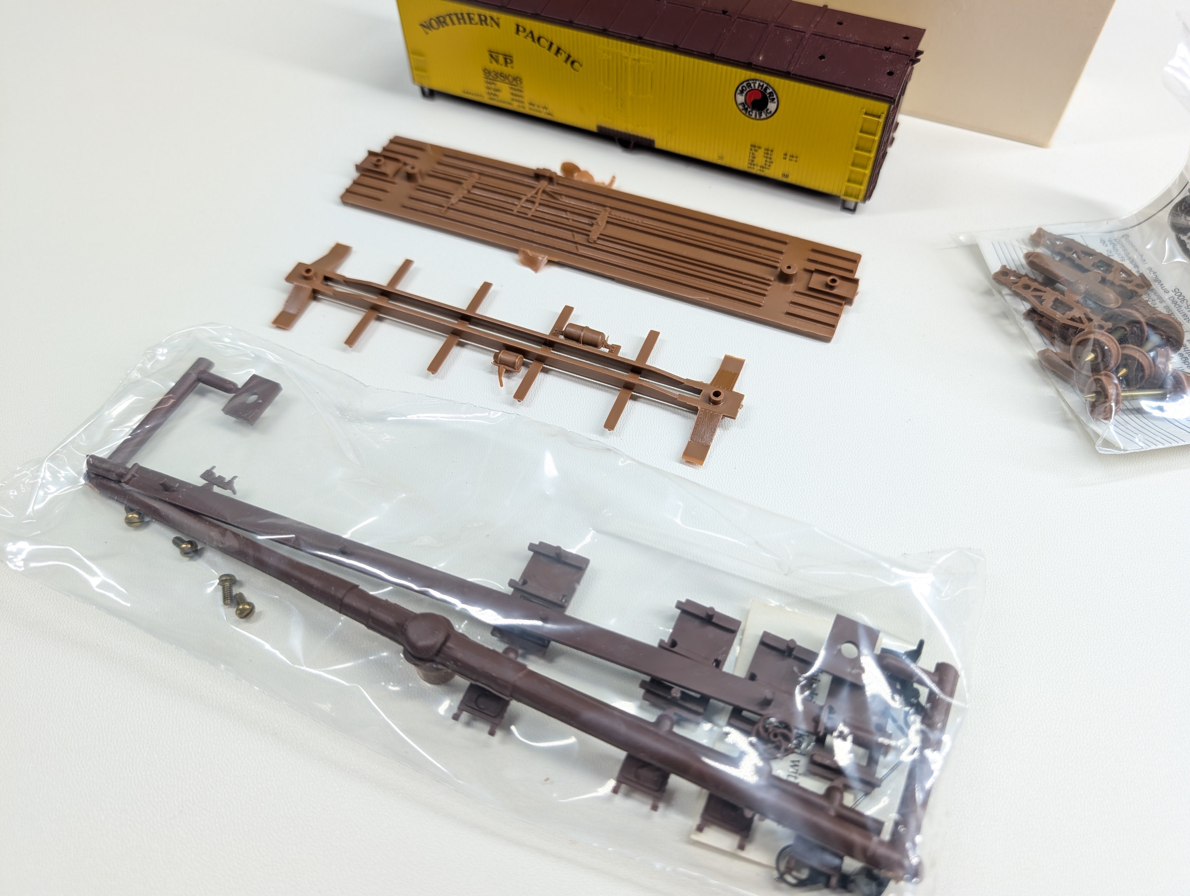 USED Walthers 932-2466 HO Scale 40' DS Wood Reefer w/ Wood Ends Northern Pacific NP #93806 KIT