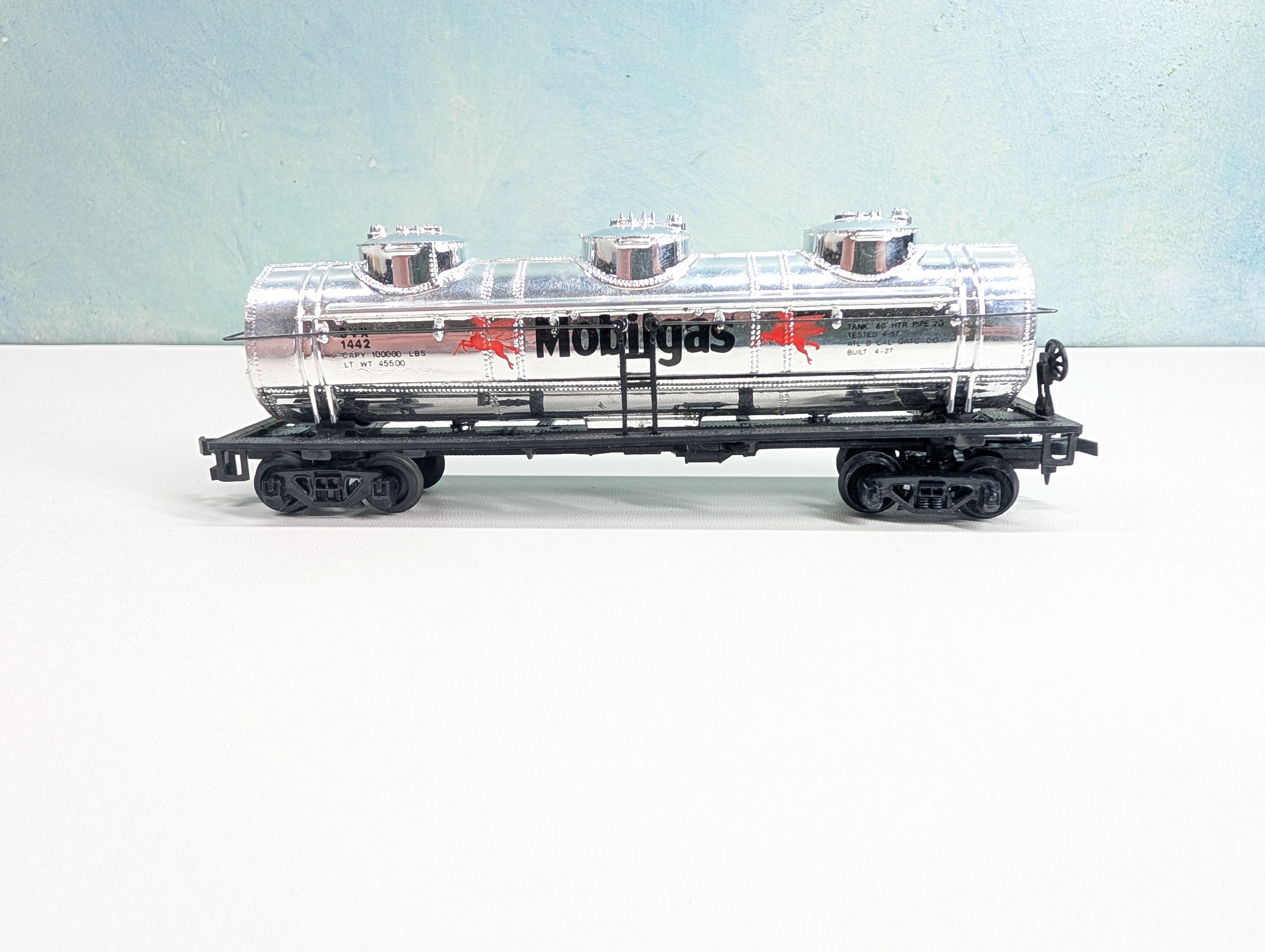 USED Bachmann HO Scale Triple Dome Tank Car Mobilgas SVX #1442