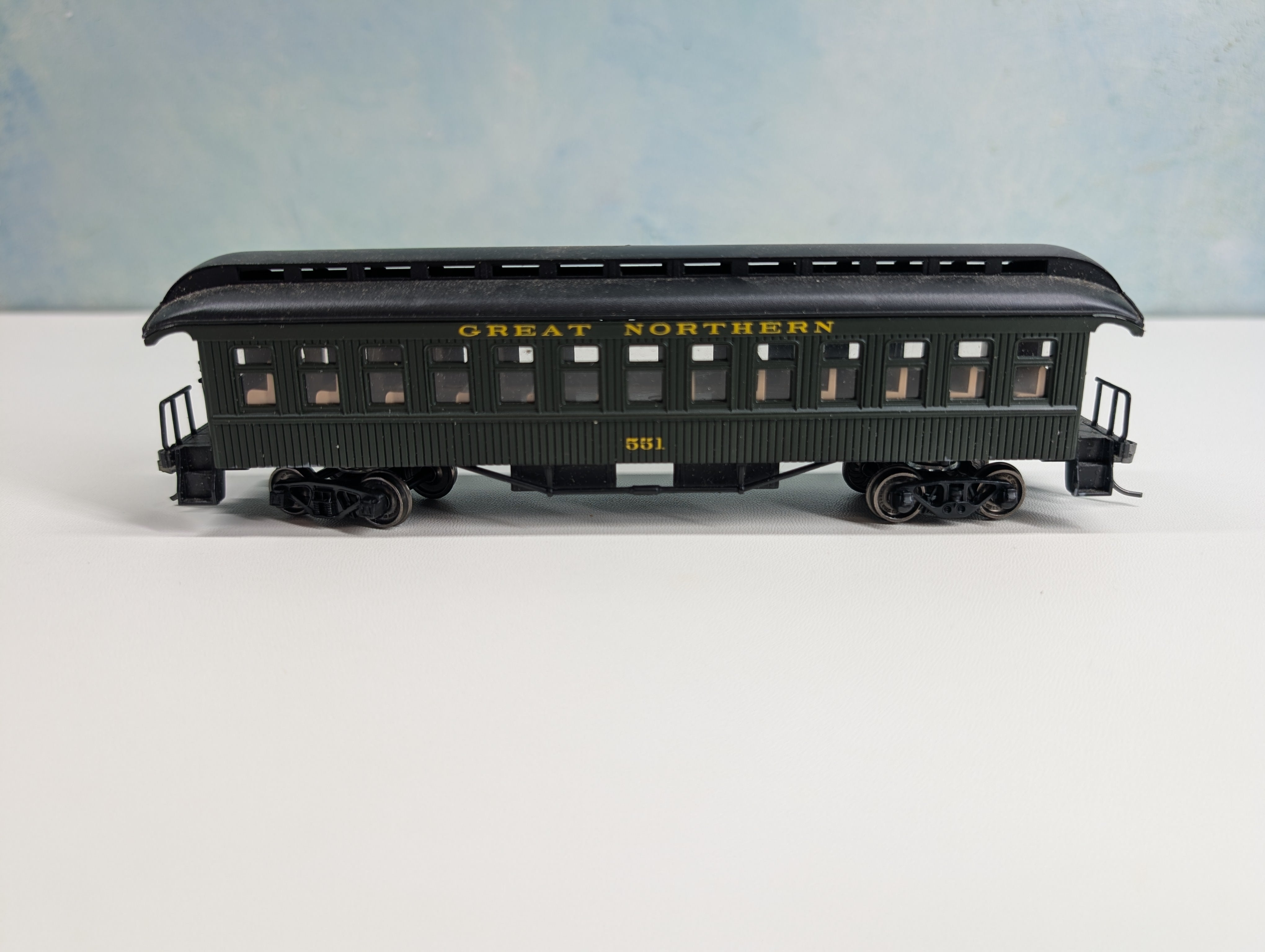 USED Con-Cor #1-000230-1 HO Scale Old Time Passenger Car Coach Great Northern #551 Metal Wheels