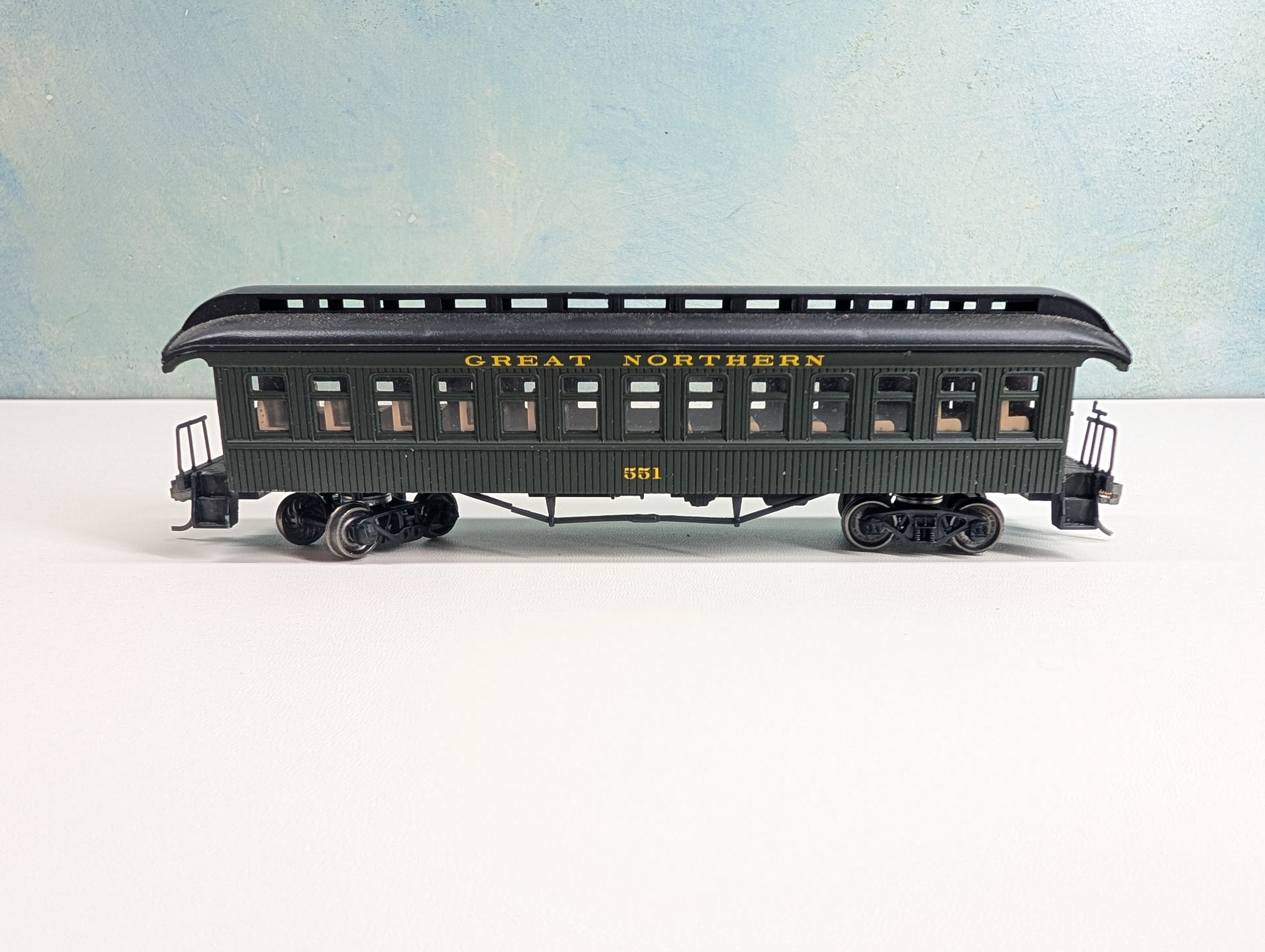 USED Con-Cor #1-000230-1 HO Scale Old Time Passenger Car Coach Great Northern #551 Metal Wheels