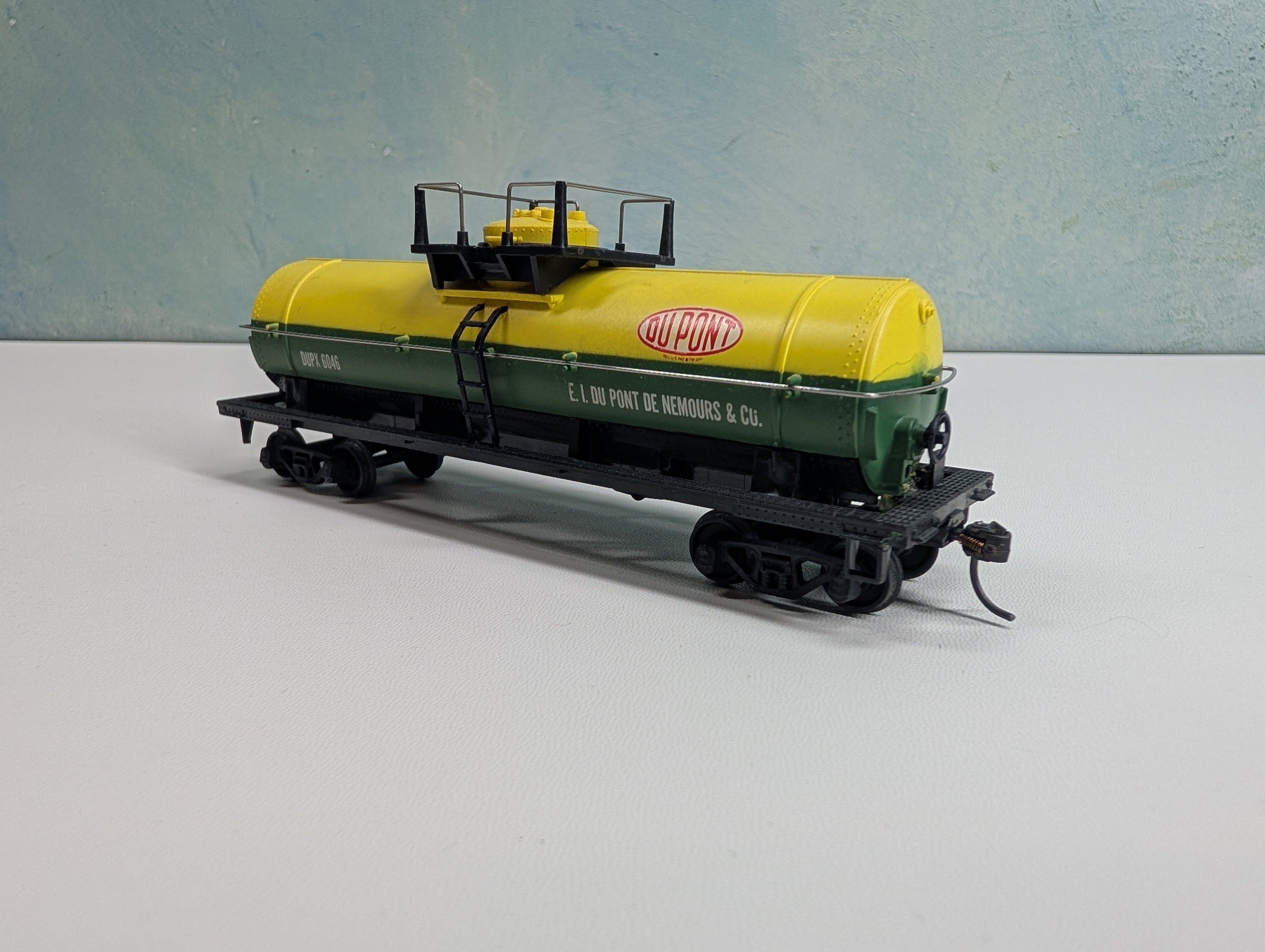 USED Tyco HO Scale Tank Car DuPont DUPX #6046