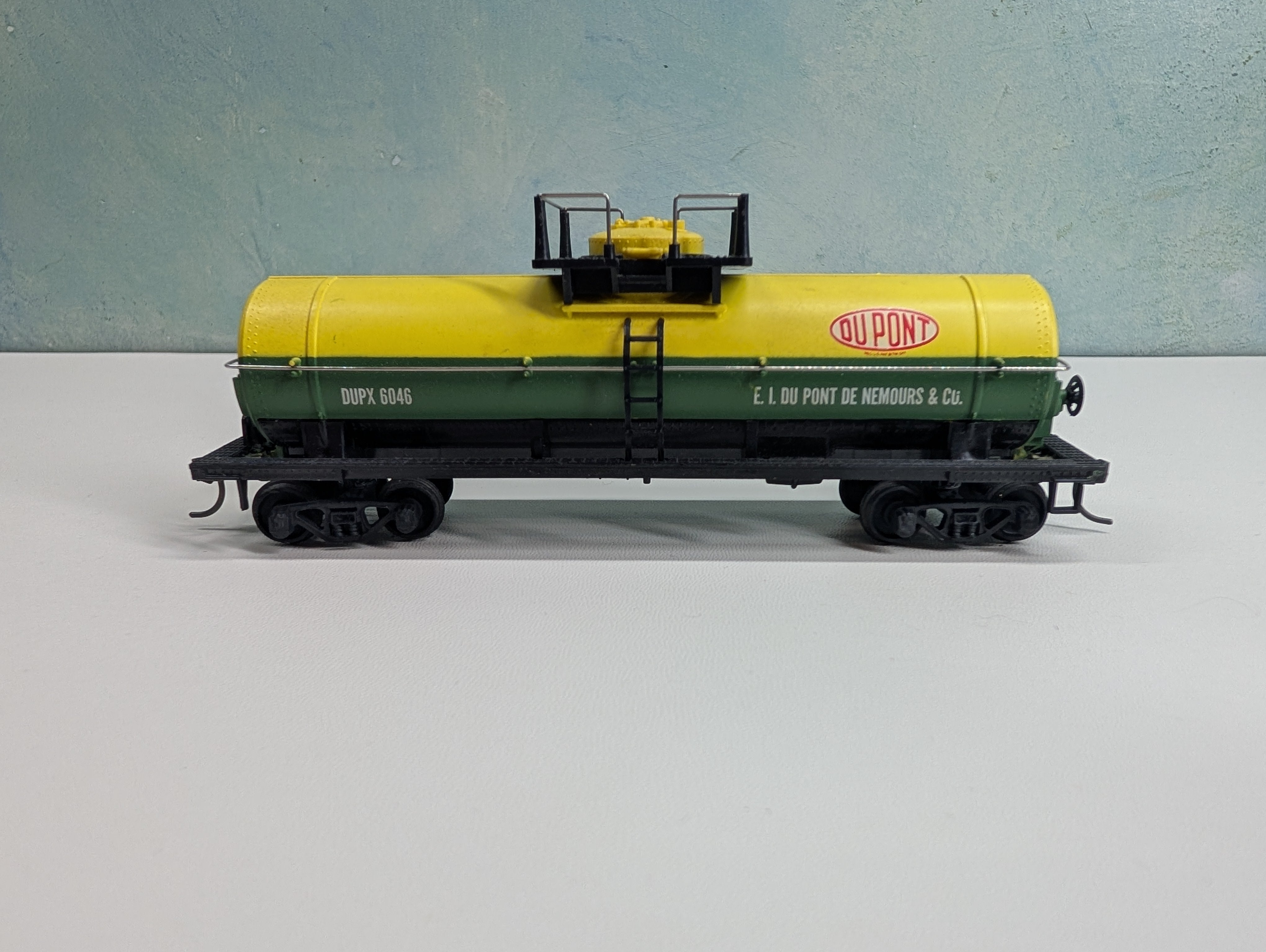 USED Tyco HO Scale Tank Car DuPont DUPX #6046