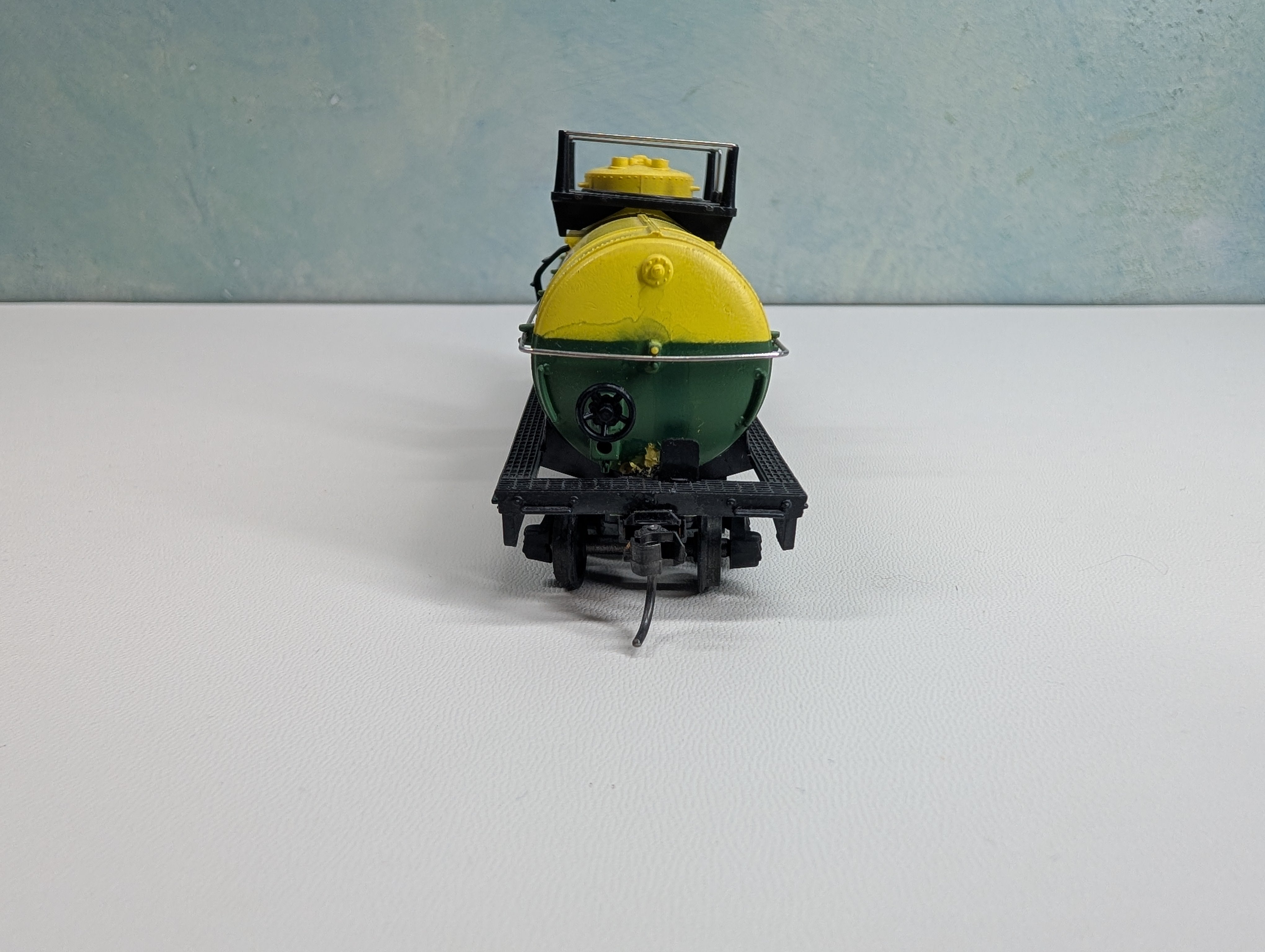USED Tyco HO Scale Tank Car DuPont DUPX #6046