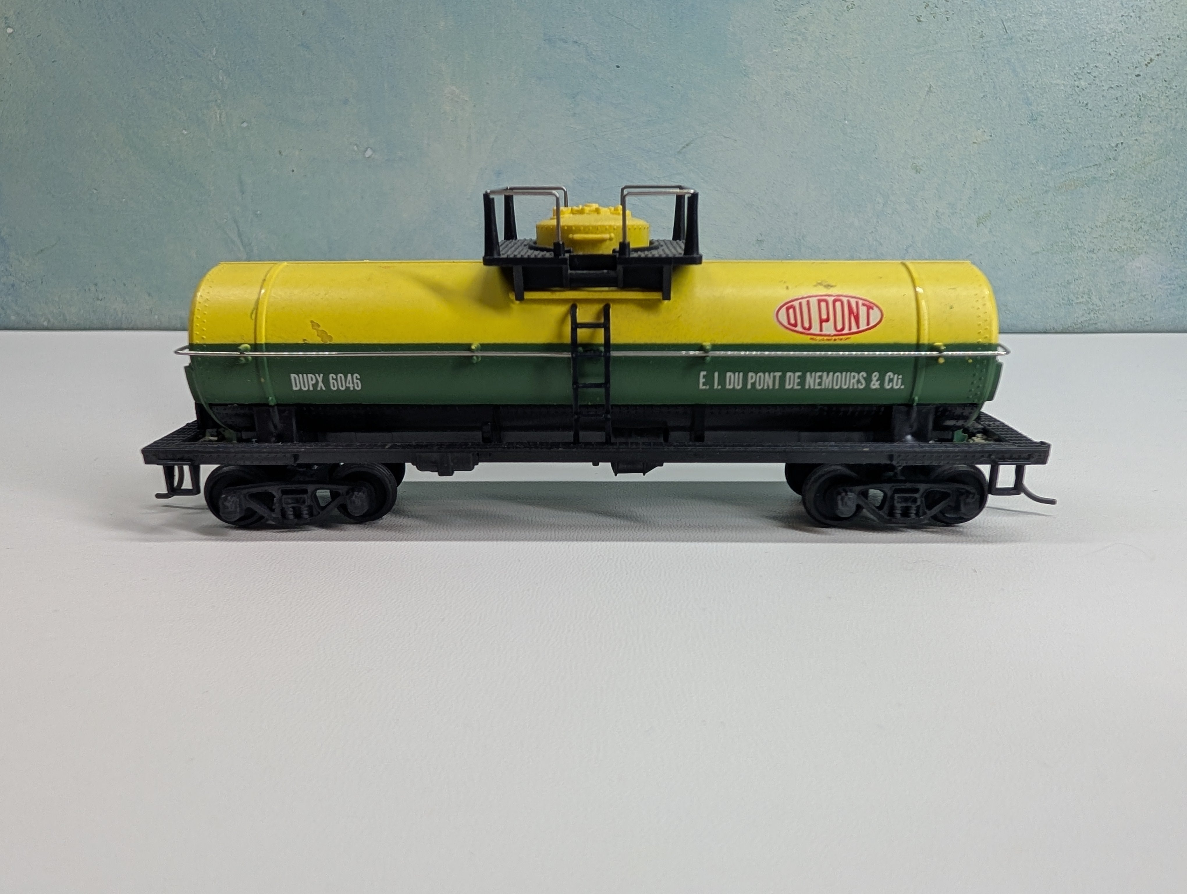 USED Tyco HO Scale Tank Car DuPont DUPX #6046