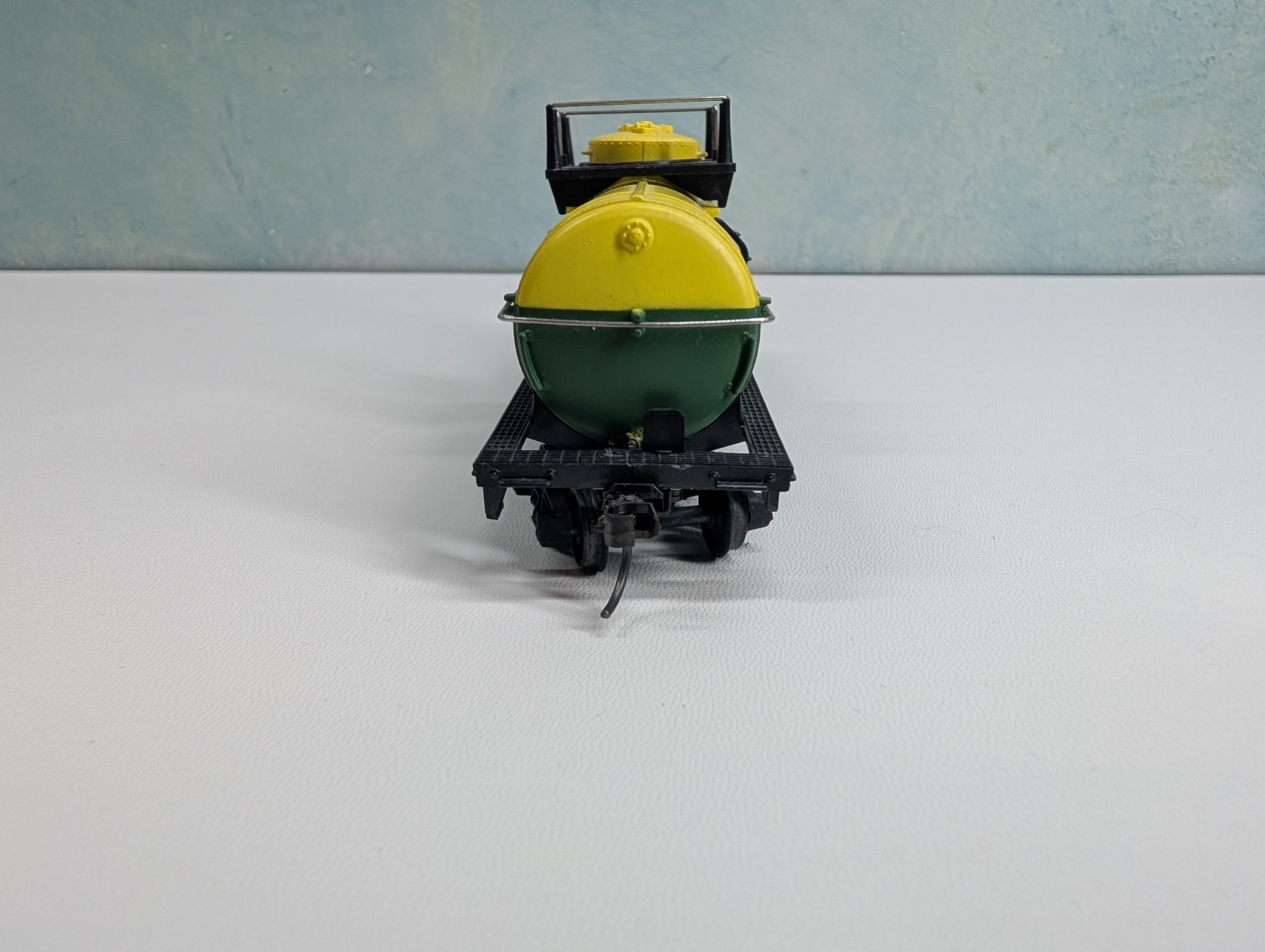 USED Tyco HO Scale Tank Car DuPont DUPX #6046