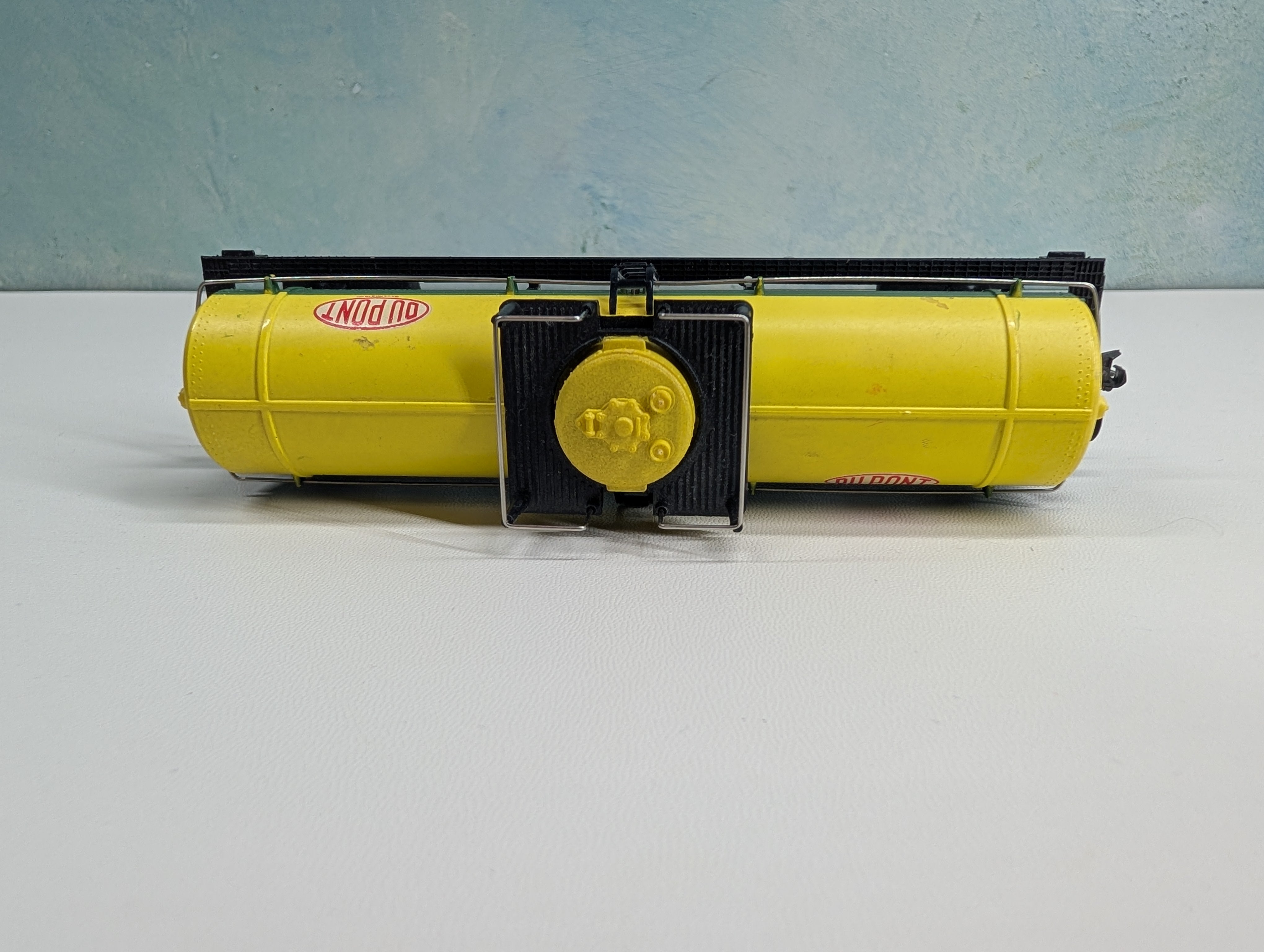 USED Tyco HO Scale Tank Car DuPont DUPX #6046