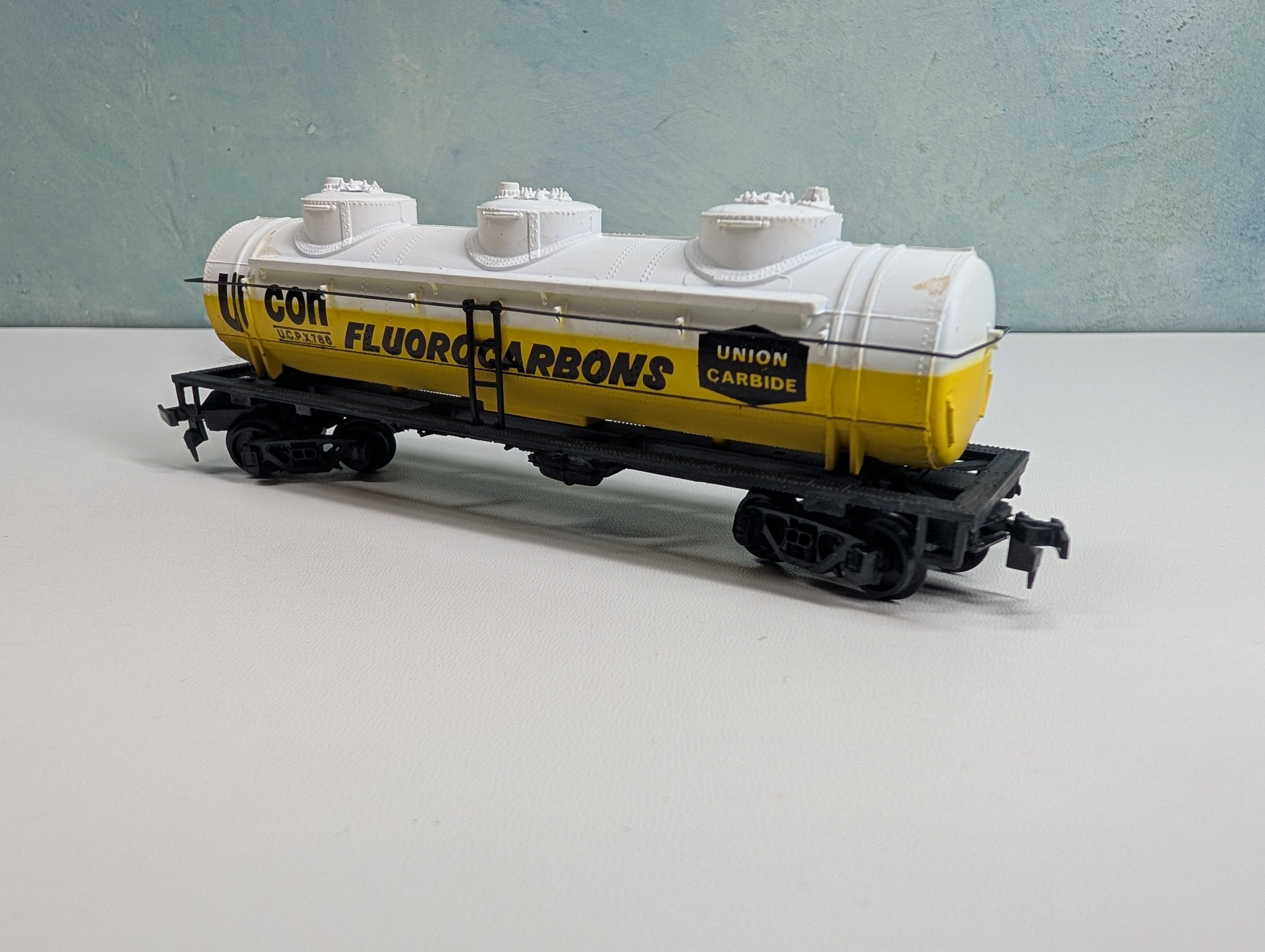 USED HO Scale Triple Dome Tank Car Union Carbide UCPX #786