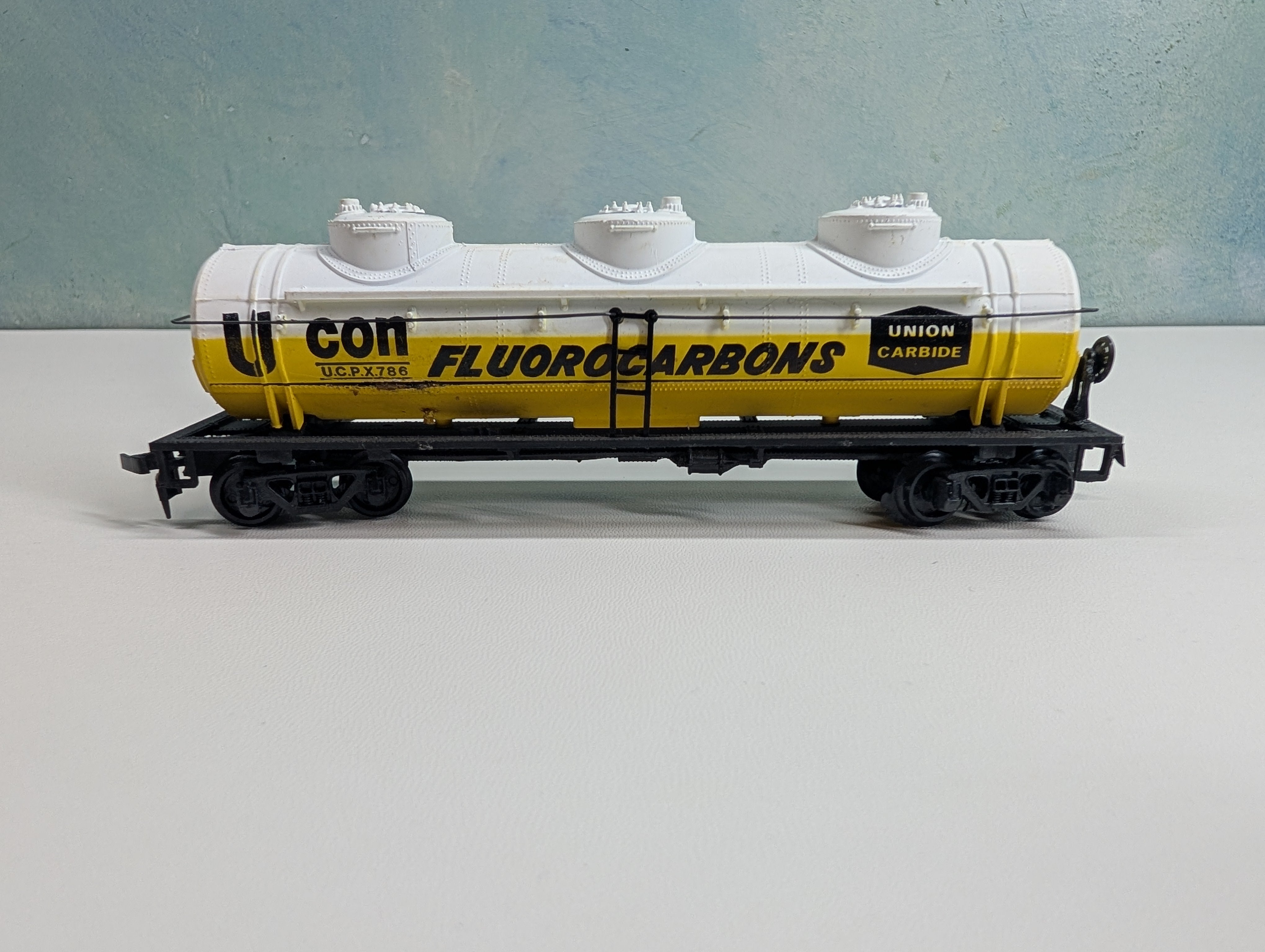 USED HO Scale Triple Dome Tank Car Union Carbide UCPX #786