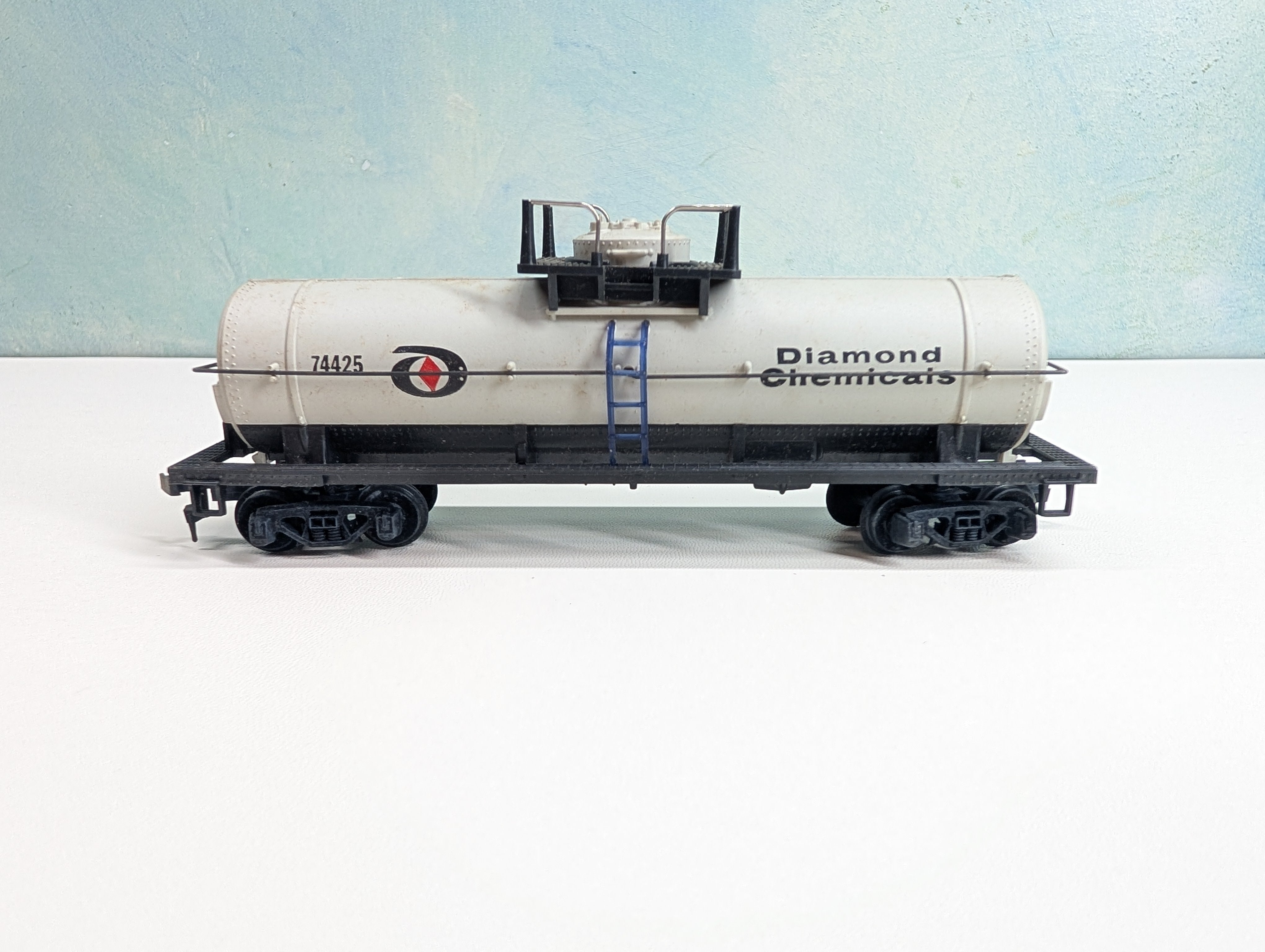 USED Tyco HO Scale Tank Car Diamond Chemical #74425