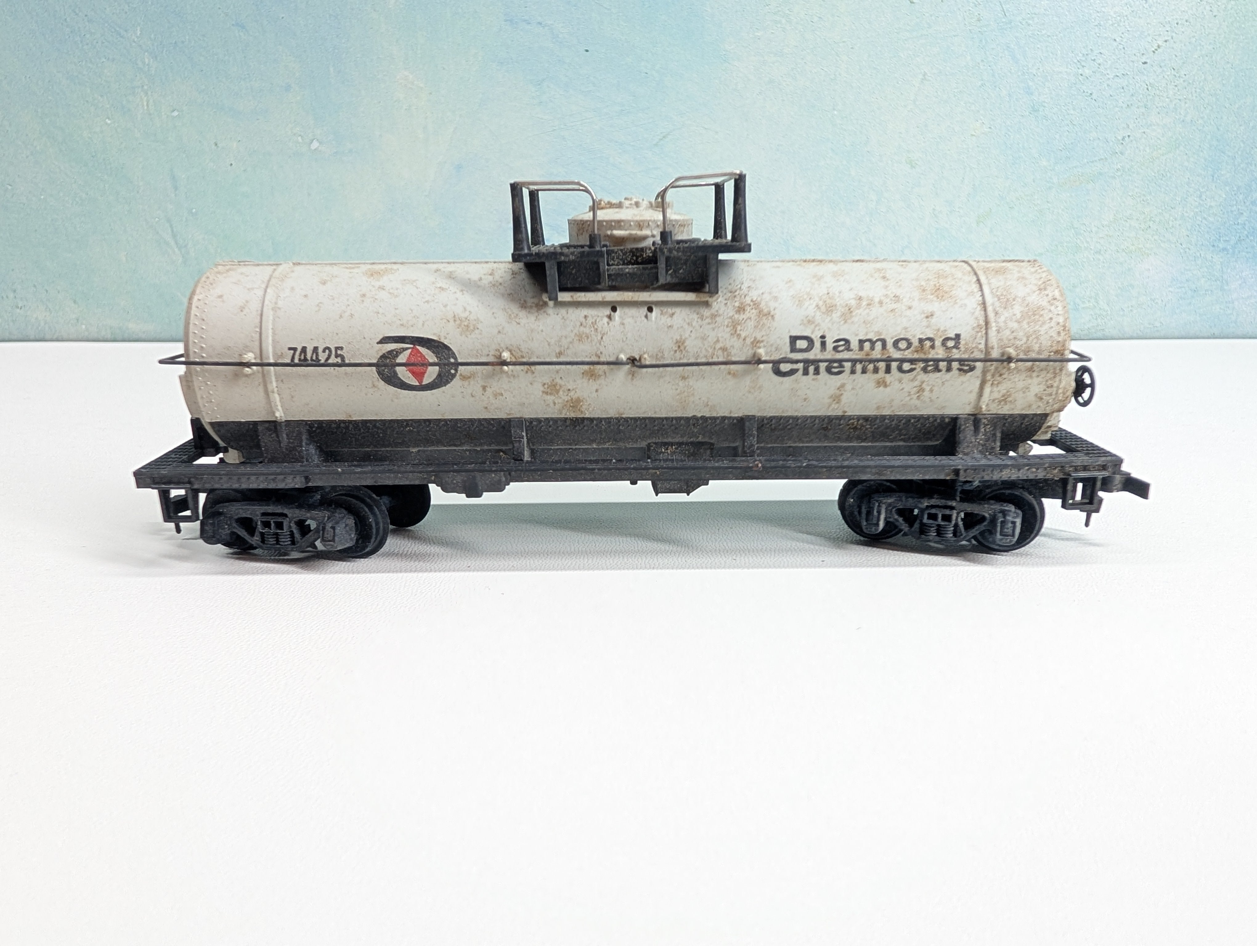 USED Tyco HO Scale Tank Car Diamond Chemical #74425