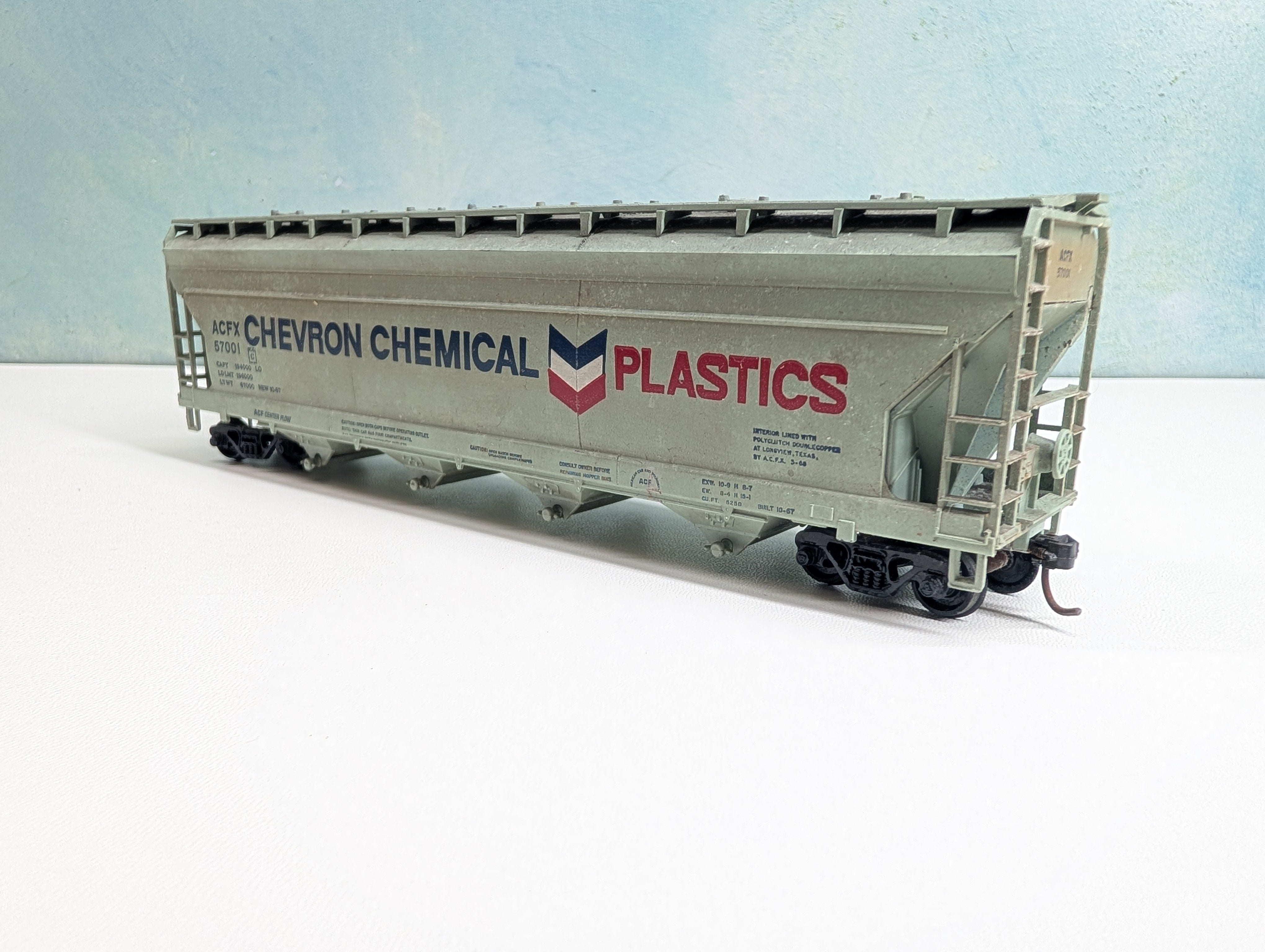 USED Athearn HO Scale ACF Covered Hopper Chevron Chemical ACFX #57001 Weathered